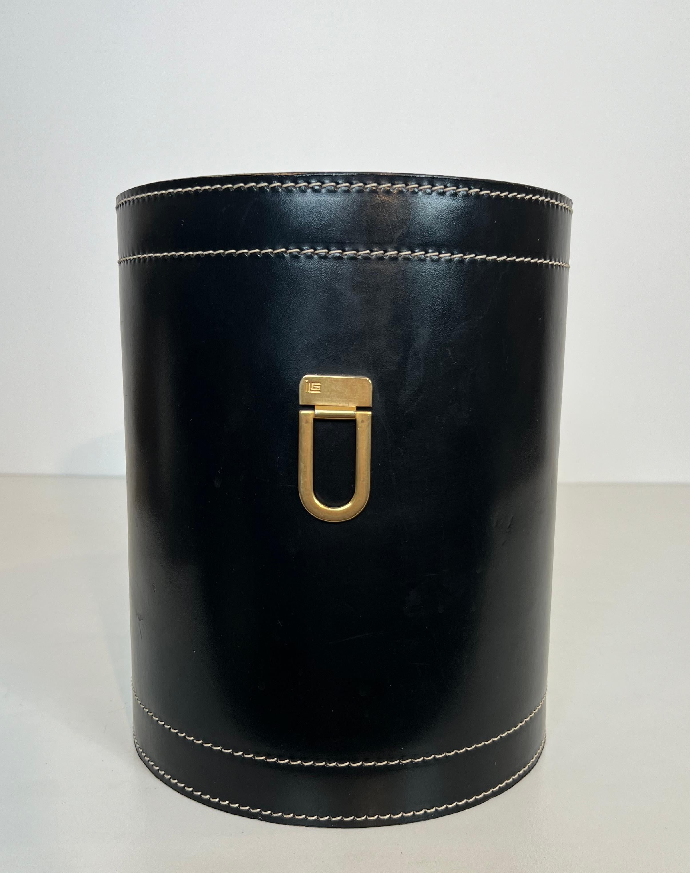 Black Leather and Brass Waste Paper Basket in the Style of Jacques Adnet In Good Condition For Sale In Marcq-en-Barœul, Hauts-de-France