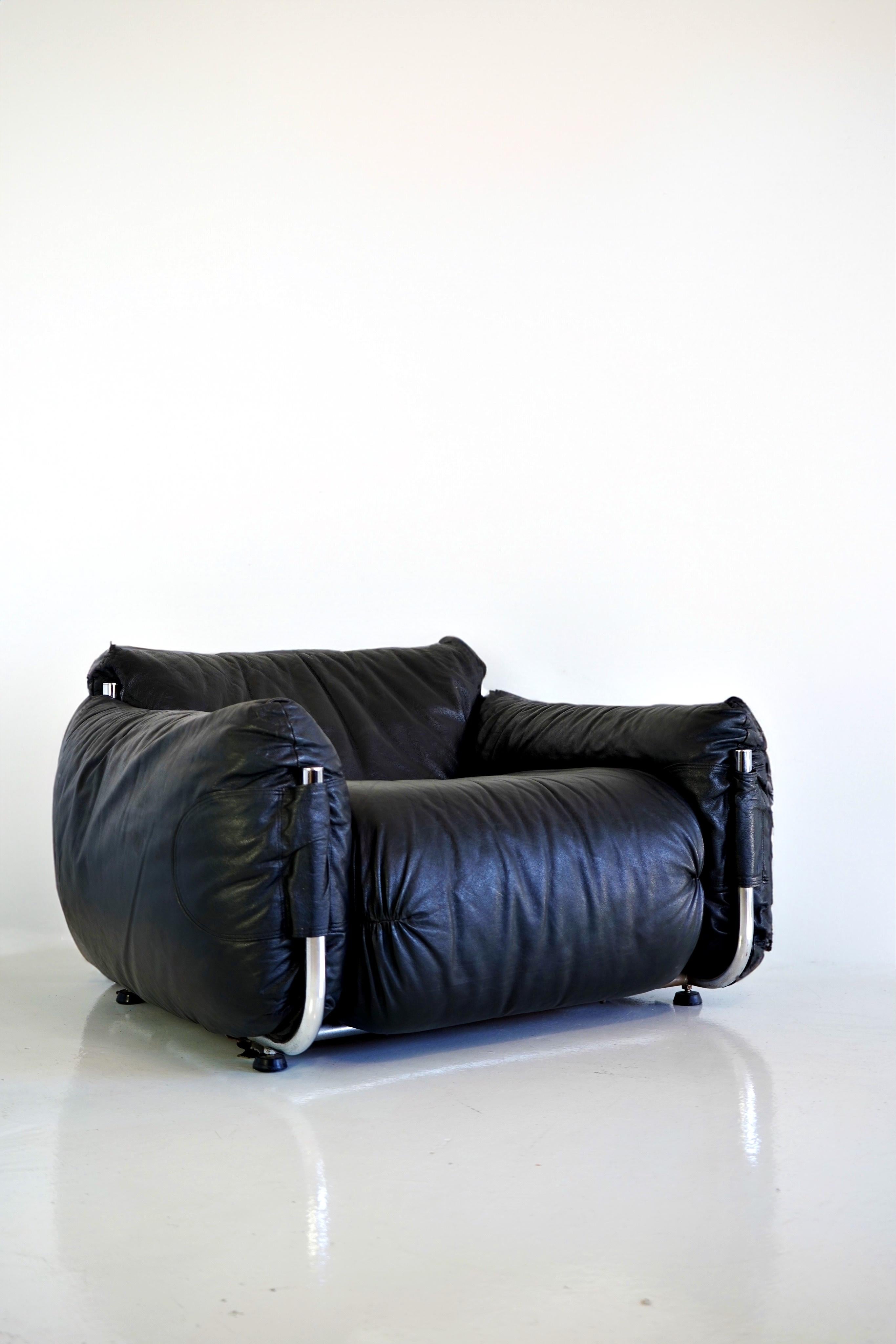 20th Century Black Leather and Chrome Armchairs, Giuseppe Munari for Poltrona Munari, Pair