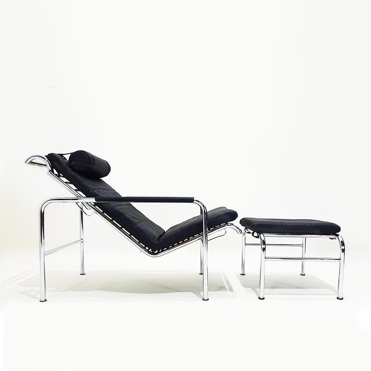 An outstanding black leather and chrome Genni reclining lounge chair with matching ottoman originally designed by Gabriele Mucchi in 1935. 

This lounge chair is in excellent vintage condition save a couple of small marks in the chrome on the