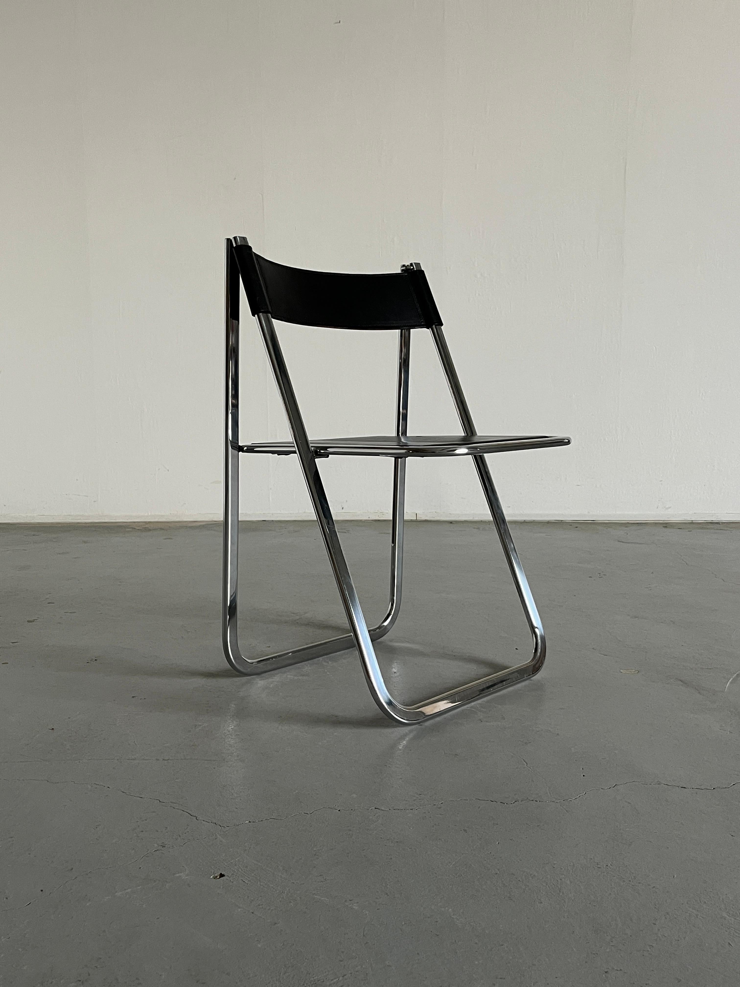 A vintage leather and chrome folding chair, model 'Tamara', produced by Arrben Italy, 1970s.

Fully functional an in good vintage condition with expected signs of age and patina, as highlighted in the photos.
Arrben Italy engraved.

We try our best