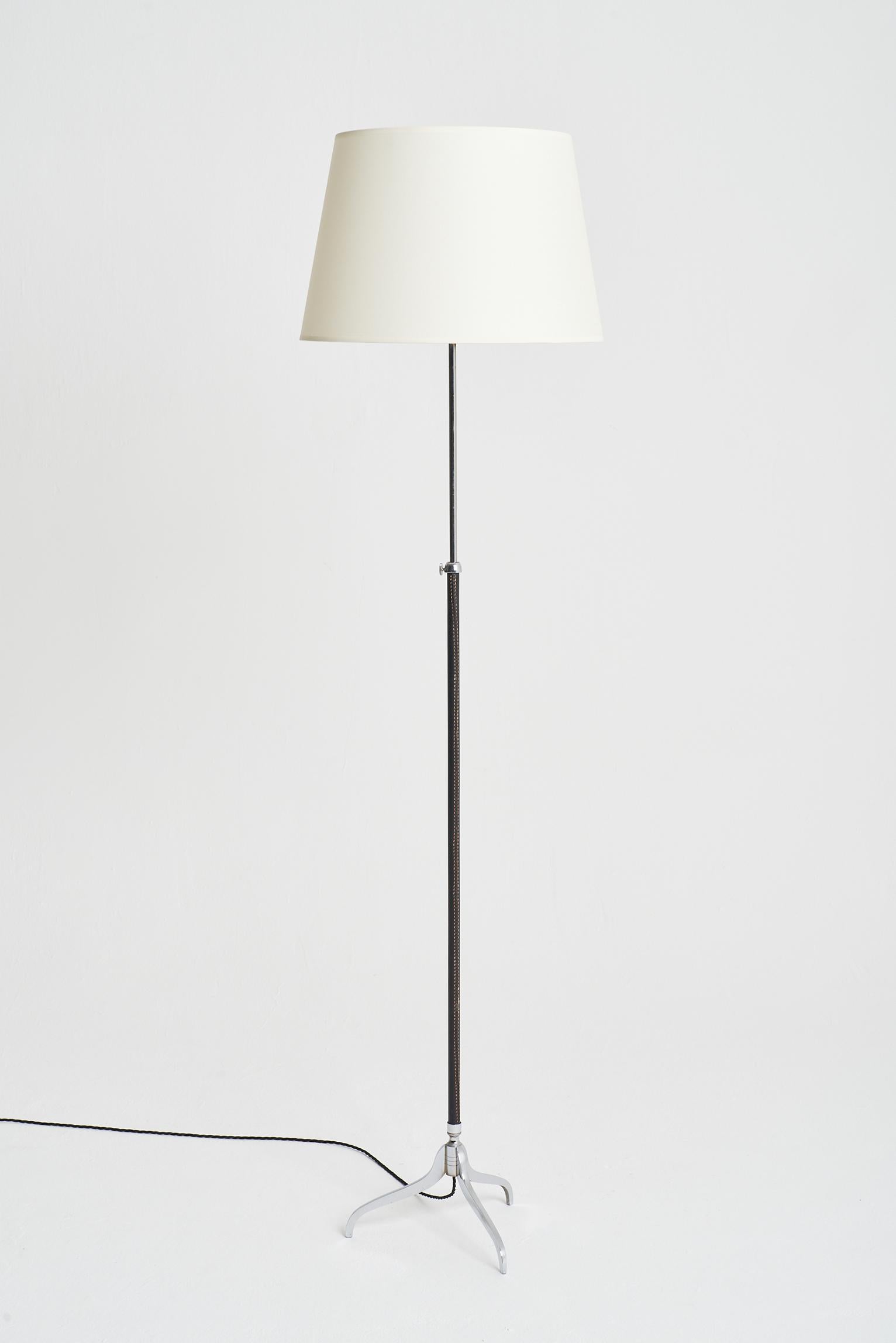 A nickel plated brass and saddle-stitched black leather floor lamp.
France, third quarter of the 20th century.