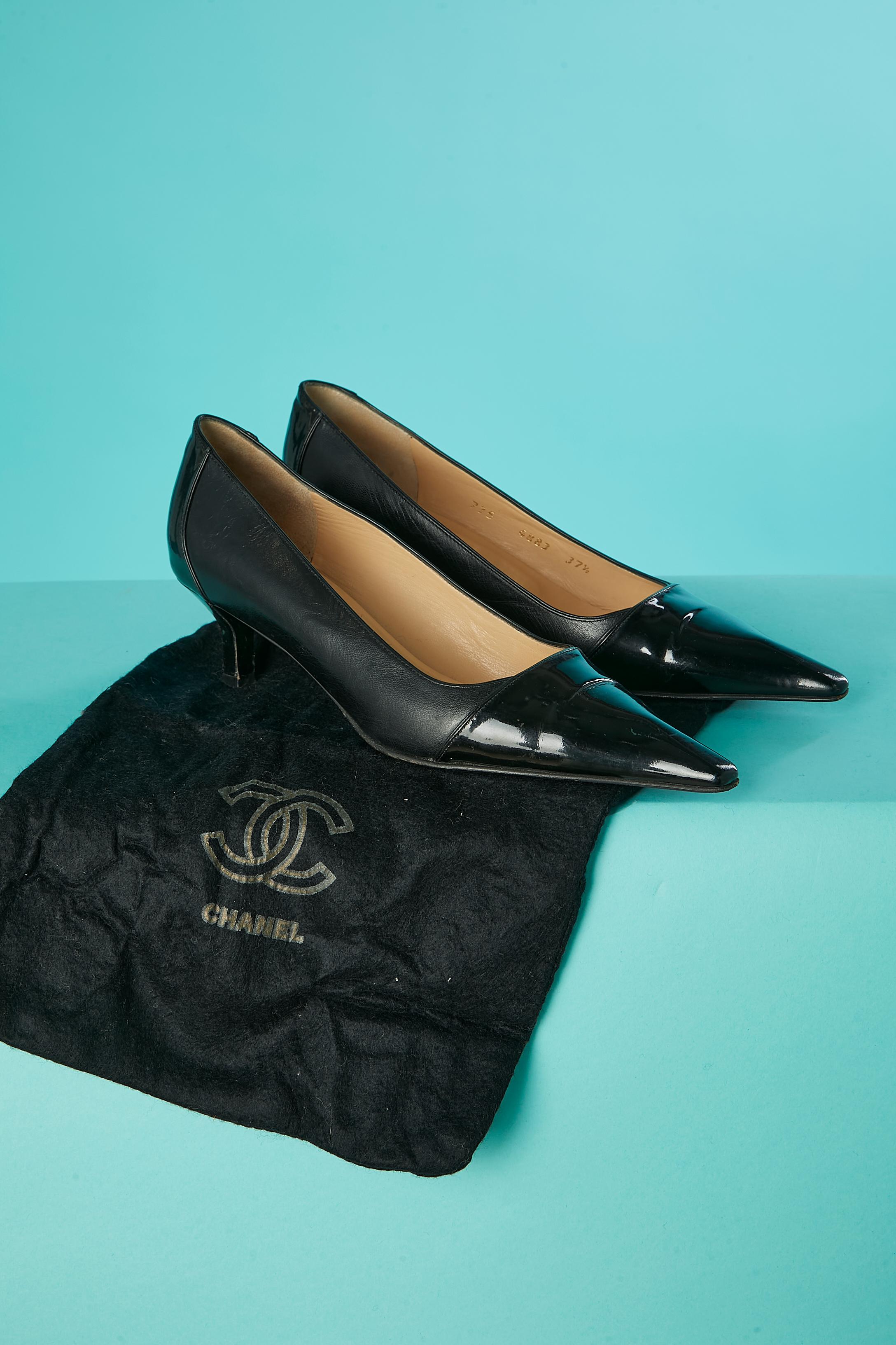 Black leather and patent leather low heel pump. Dust bag provided. 
Heel height : 5 cm
 SHOE SIZE : 37 1/2
