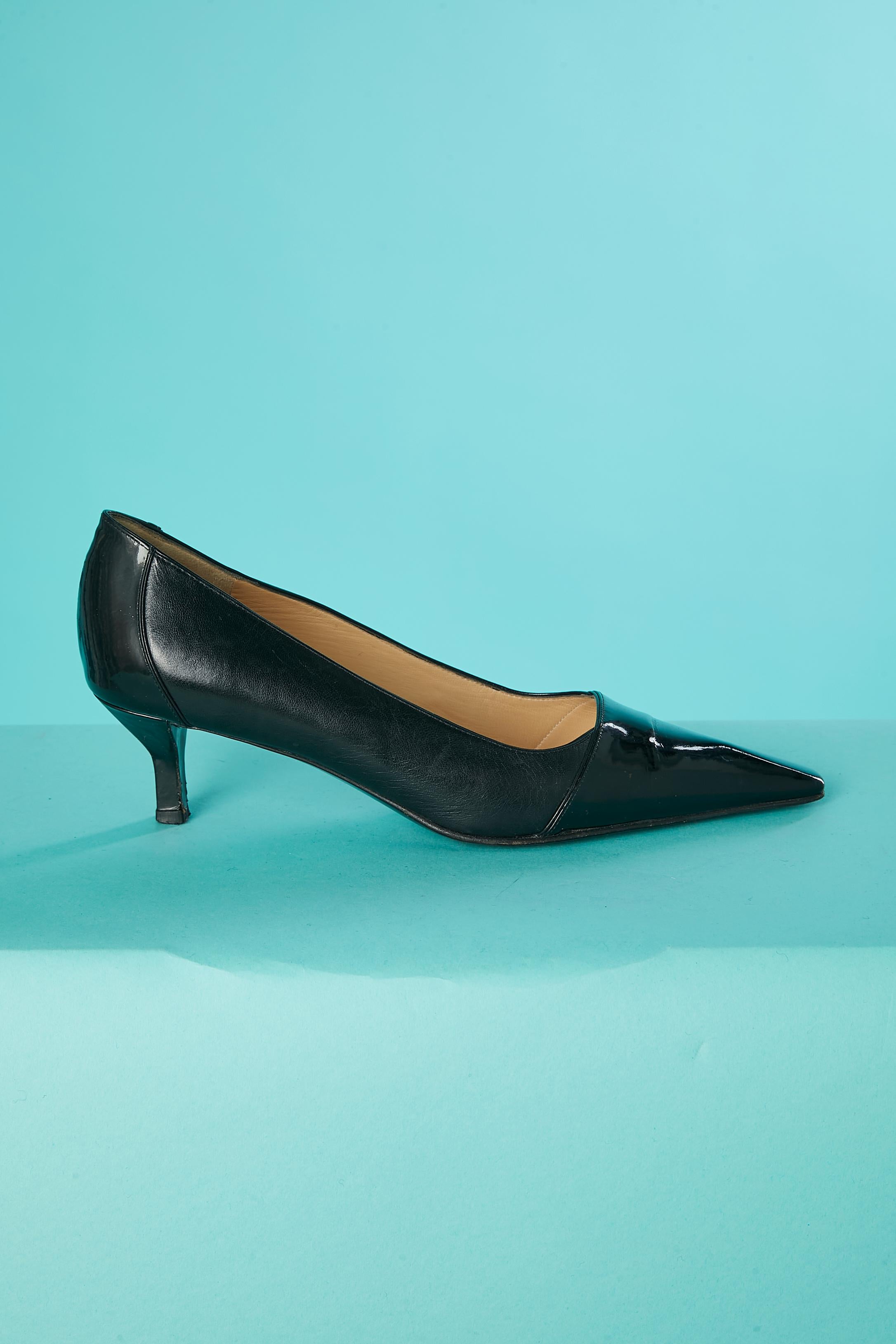 Black leather and patent leather low heel pump Chanel  In Good Condition For Sale In Saint-Ouen-Sur-Seine, FR