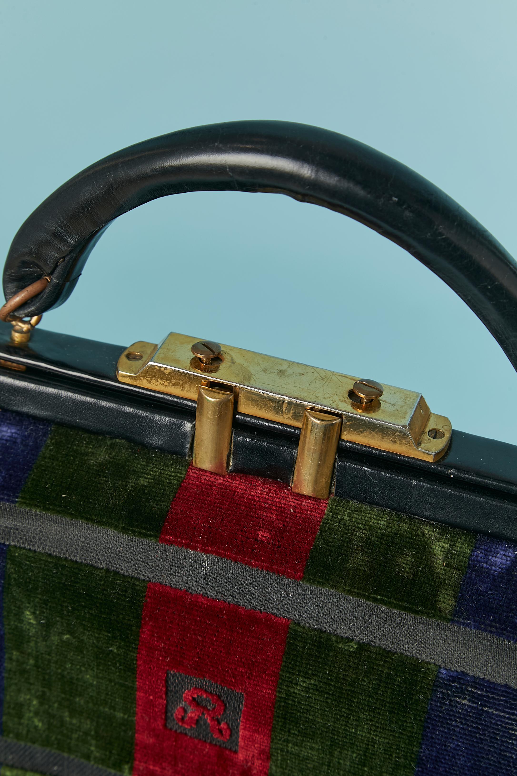 Black leather and striped velvet hand bag. 
Clasp closure on the top middle front. 2 pockets inside :  one with zip closure ( the lining is damaged) , one without
SIZE: 23cm X 15cm X 10cm
Handle lenght: 26cm
