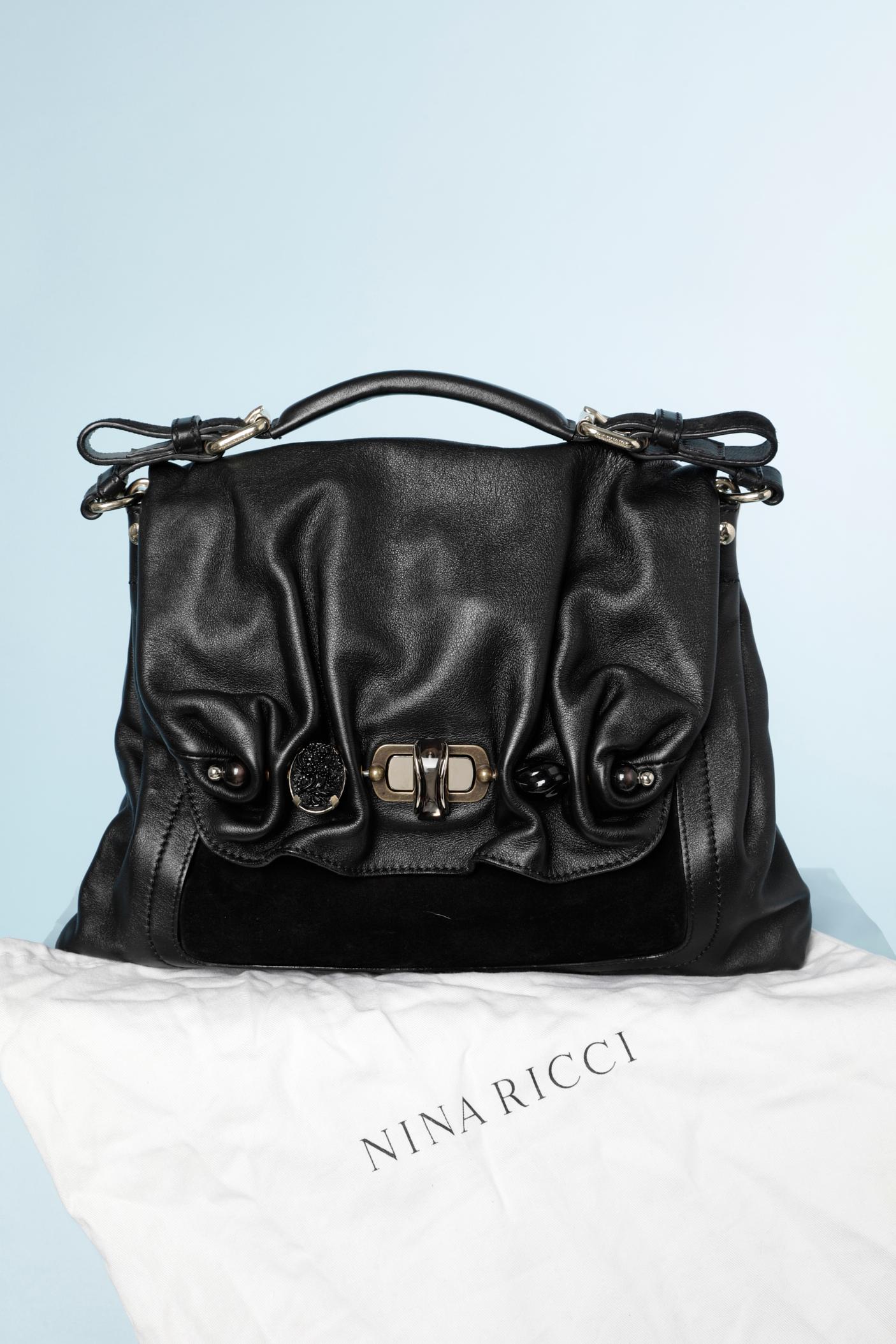 Bolso bandolera de piel y ante negro con piezas de adorno 
Tamaño: 45 cm X 30 cm X 10 cm 
Un bolsillo con cremallera en la parte trasera de la bolsa y 2 bolsillos planos en el interior. 
Ribete de cuero negro en el interior. 
Longitud de la correa: