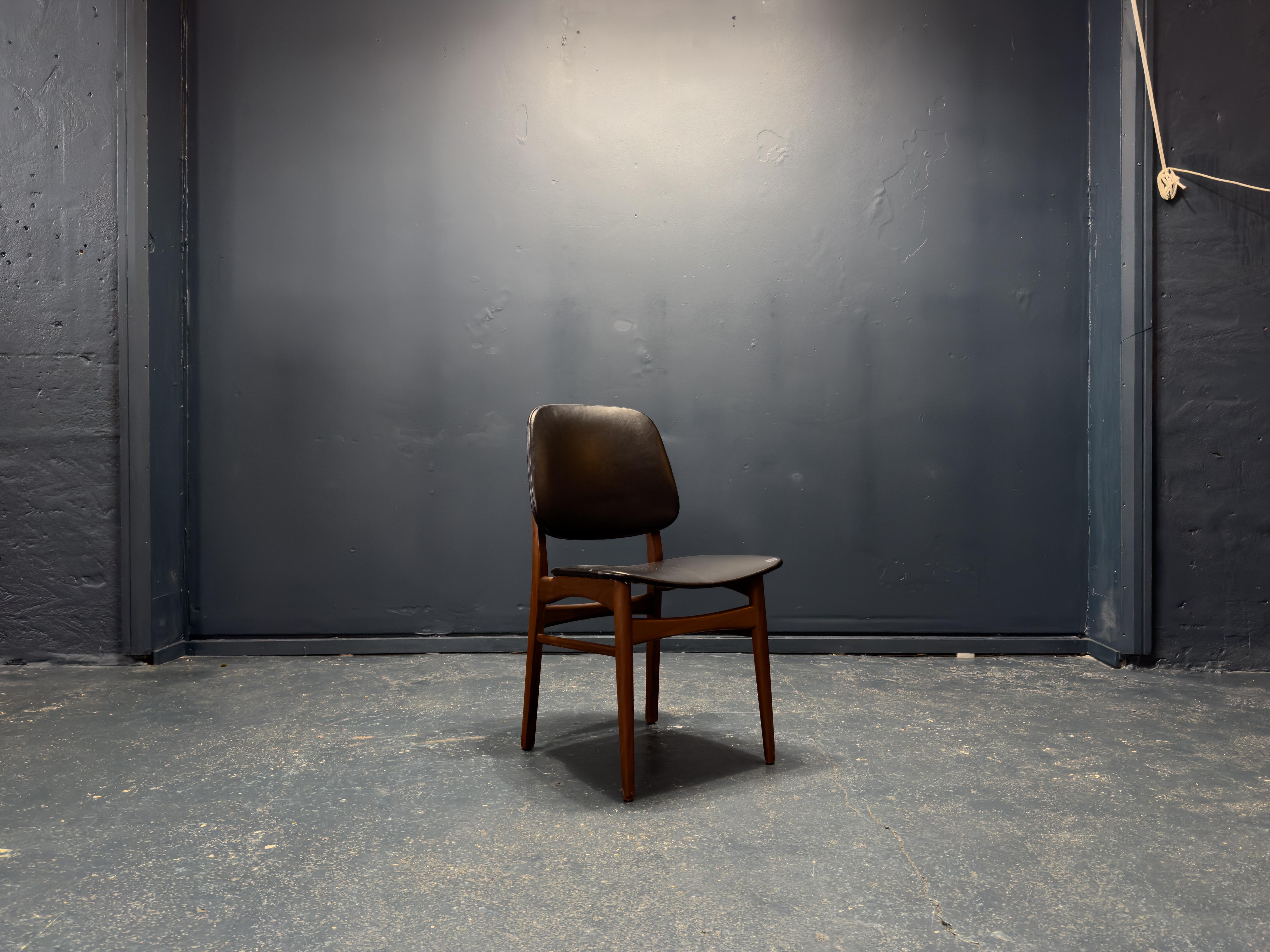 Mid-Century moderno Sedia in pelle nera e teak in vendita