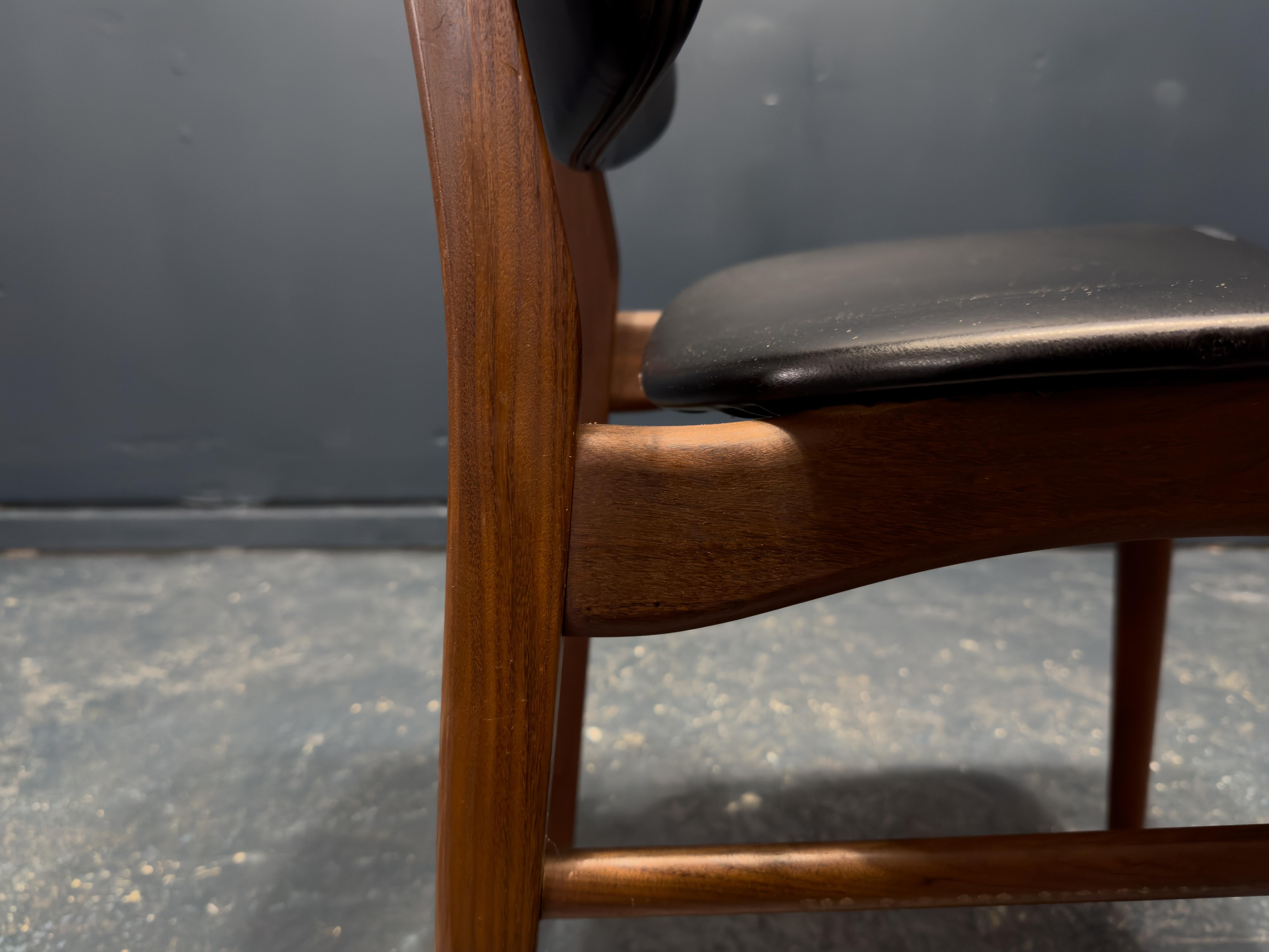 Pelle Sedia in pelle nera e teak in vendita