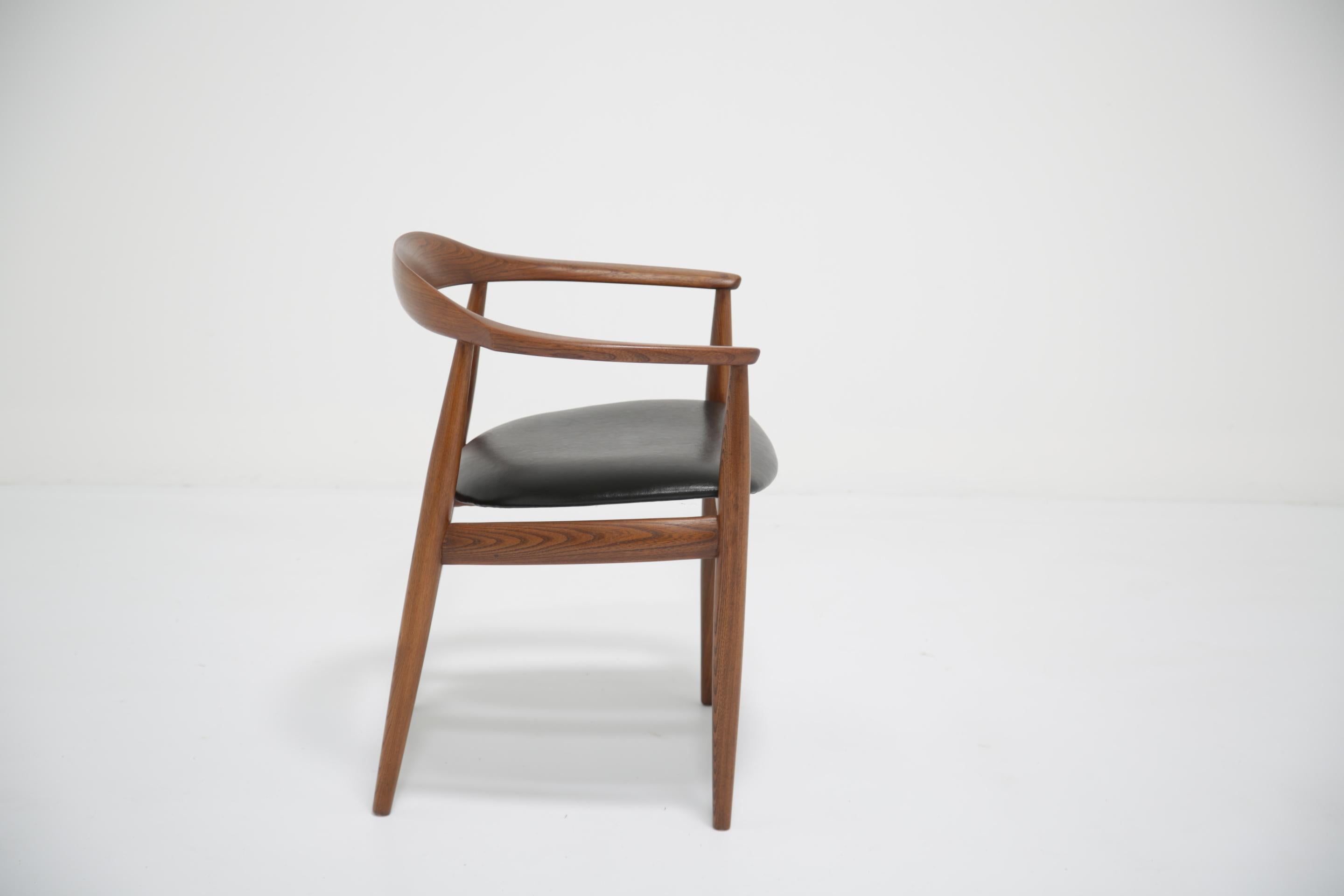 Sedia da scrivania in pelle nera e teak di Illum Wikkelsø per N. Eilersen, 1960. in vendita 8