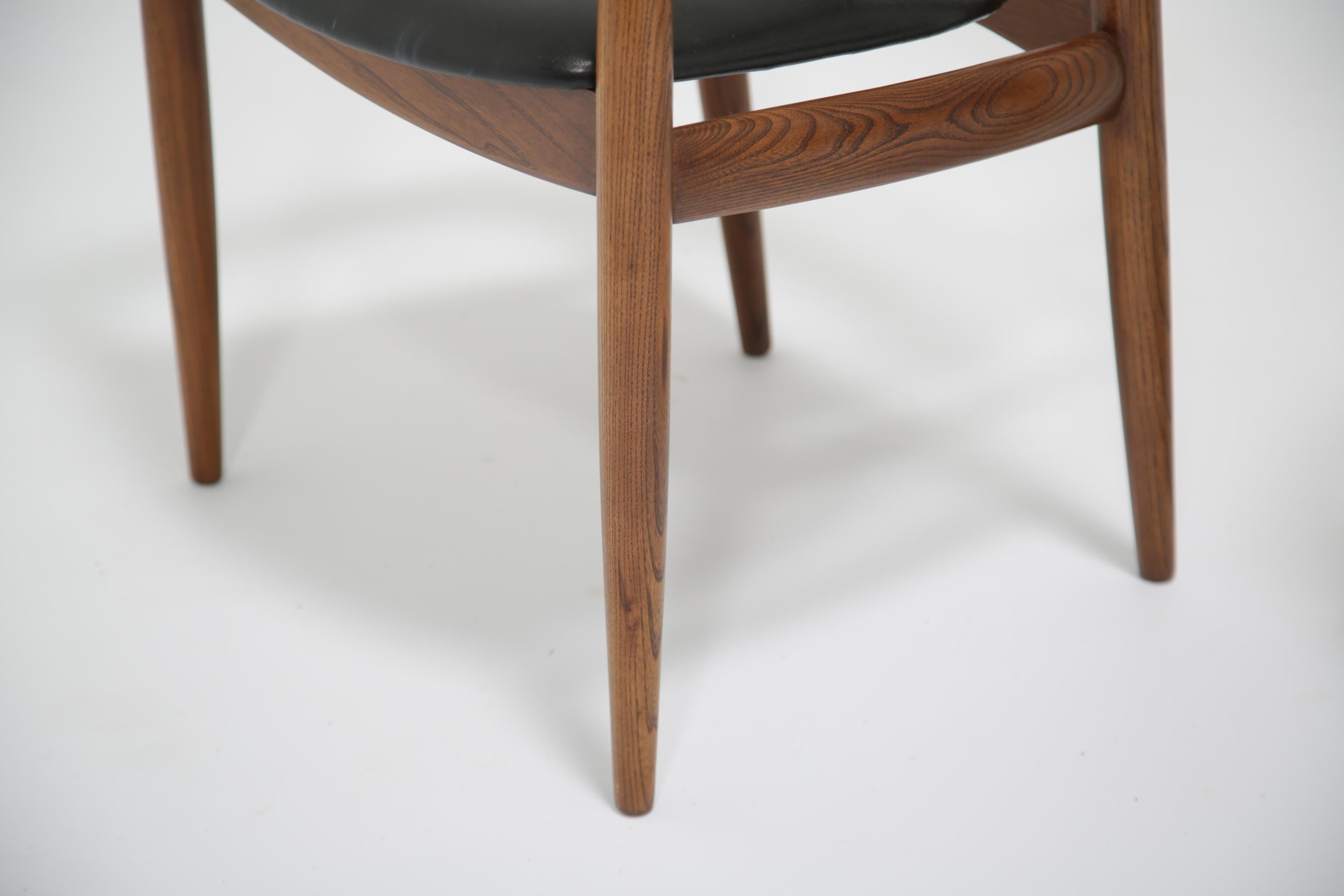 Sedia da scrivania danese vintage in pelle nera e teak - Ci sono molte sedie in circolazione, ma non molte sono belle come questa. Progettata dal designer danese Illum Wikkelso per Niels Eilersen, risale agli anni '60. Dotata di una solida struttura