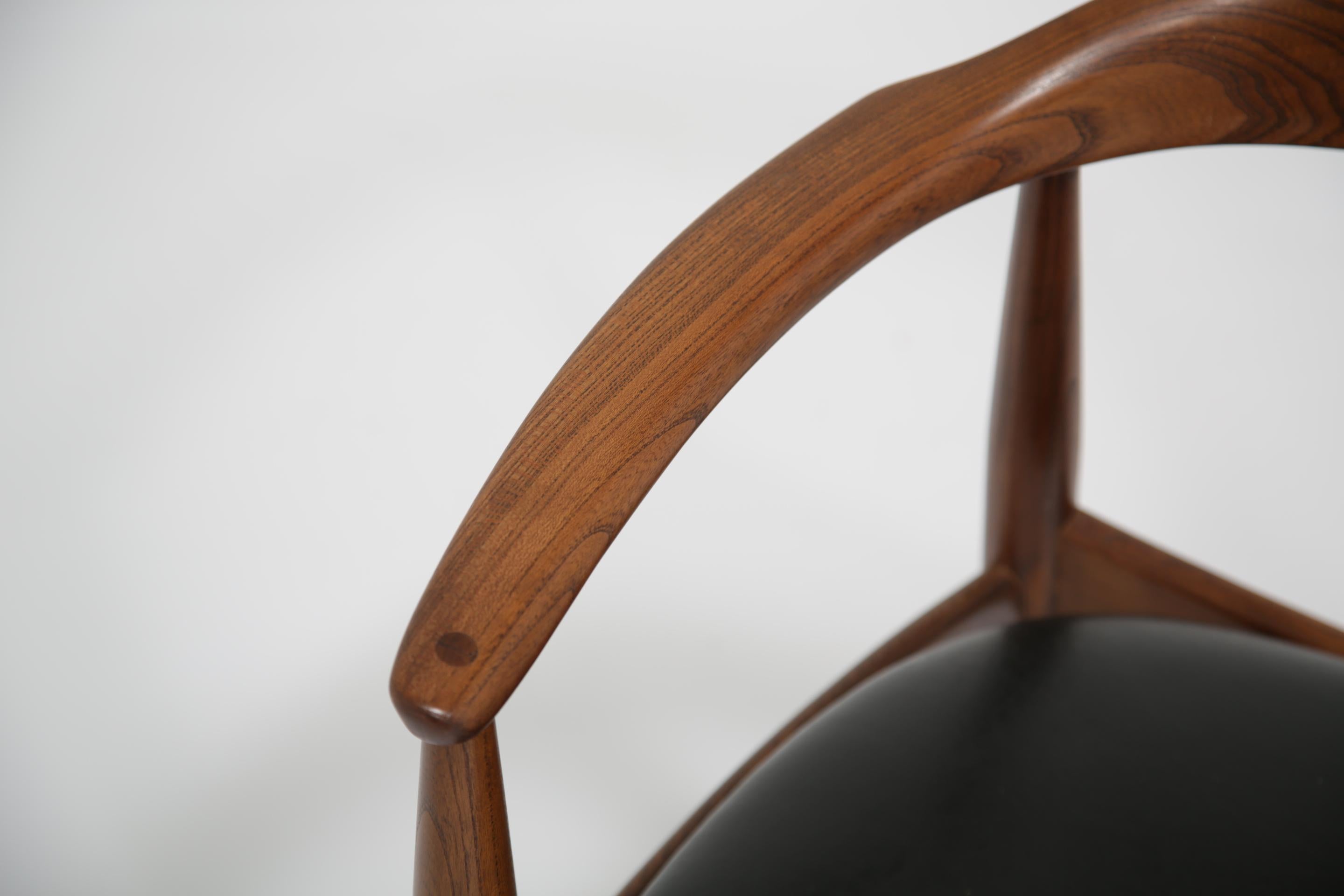 Mid-Century moderno Sedia da scrivania in pelle nera e teak di Illum Wikkelsø per N. Eilersen, 1960. in vendita