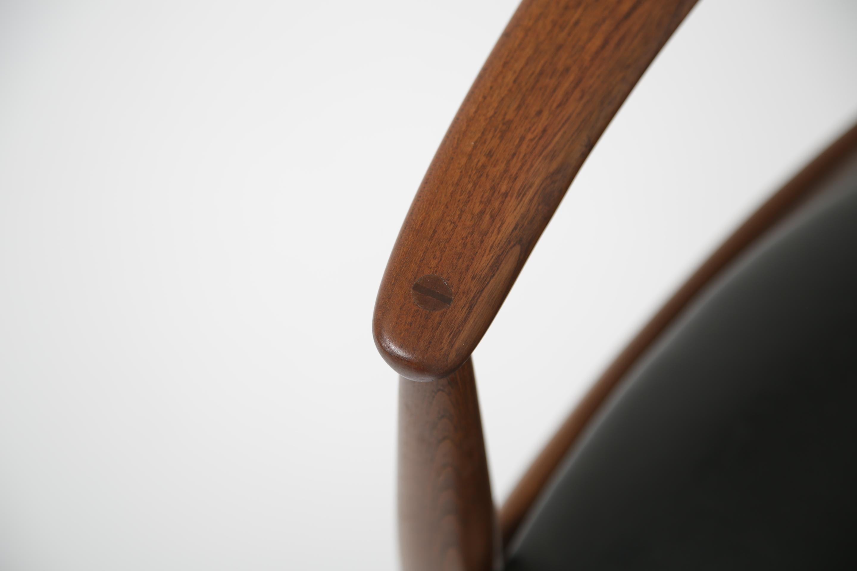 Sedia da scrivania in pelle nera e teak di Illum Wikkelsø per N. Eilersen, 1960. in vendita 1