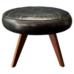 Taburete de cuero negro y teca