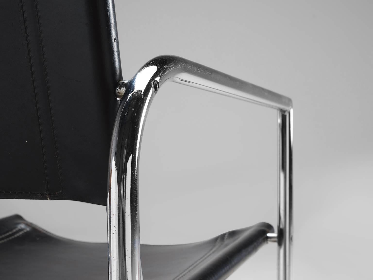 Acier Ensemble hollandais de quatre fauteuils en cuir noir et acier tubulaire en vente