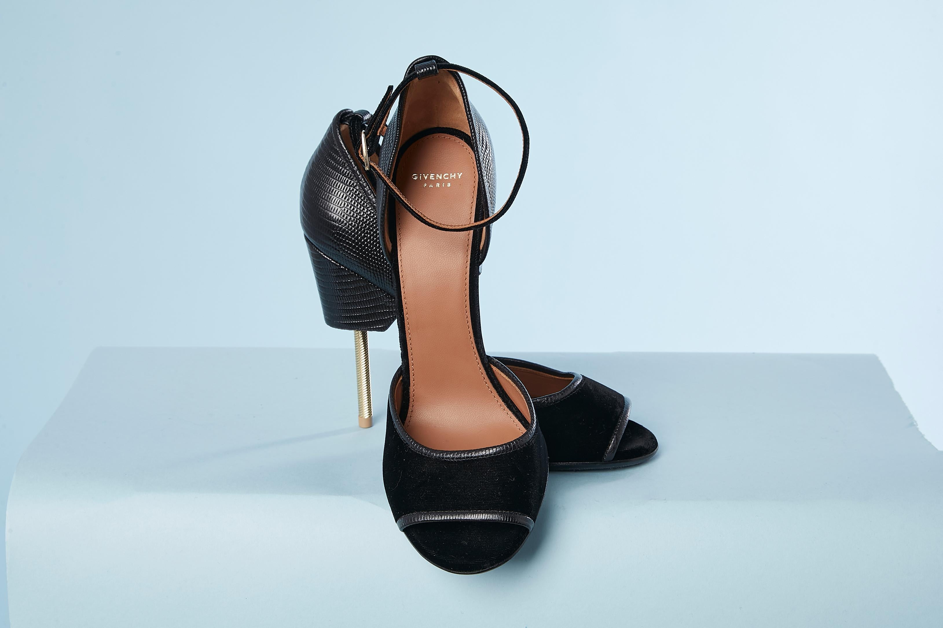 Noir Sandale à talon haut en cuir et velours noir avec talon à vis métallique Givenchy  en vente