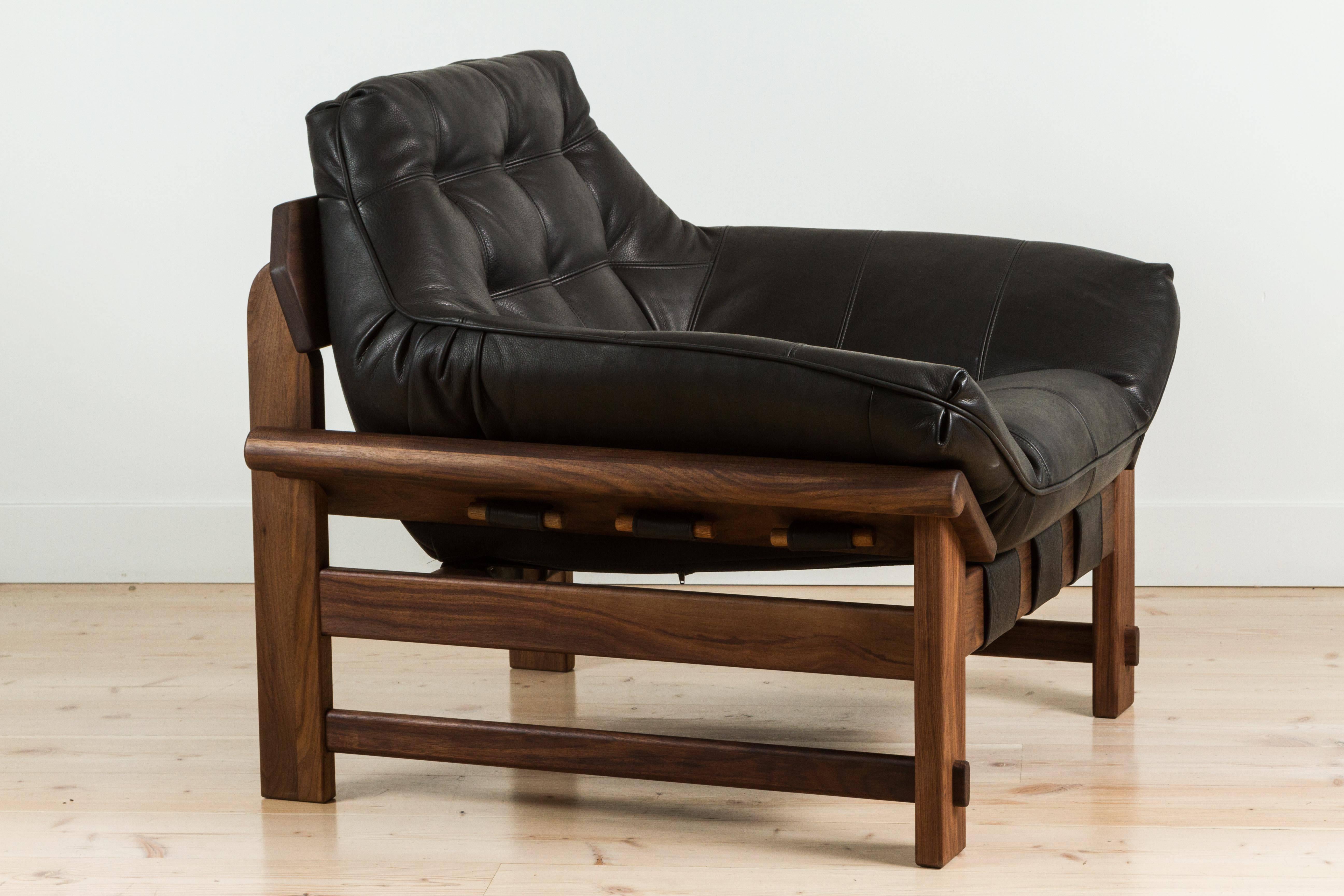 Ojai Loungesessel aus schwarzem Leder und Nussbaumholz von Lawson-Fenning (Moderne der Mitte des Jahrhunderts)