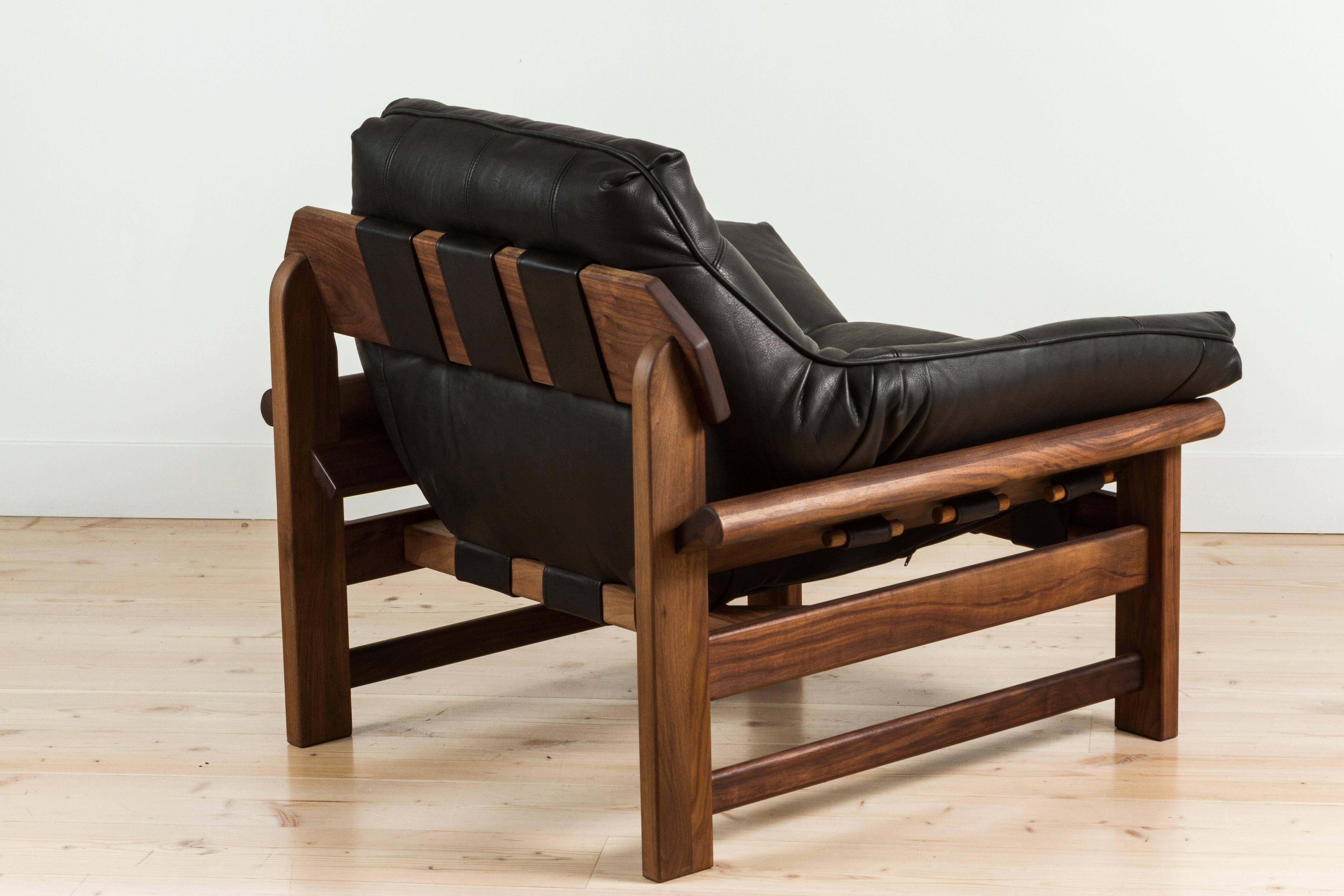 Black Leather and Walnut Ojai Lounge Chair by Lawson-Fenning In New Condition In Los Angeles, CA