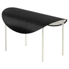 Banc Tack en cuir noir et acier blanc de Calen Knauf