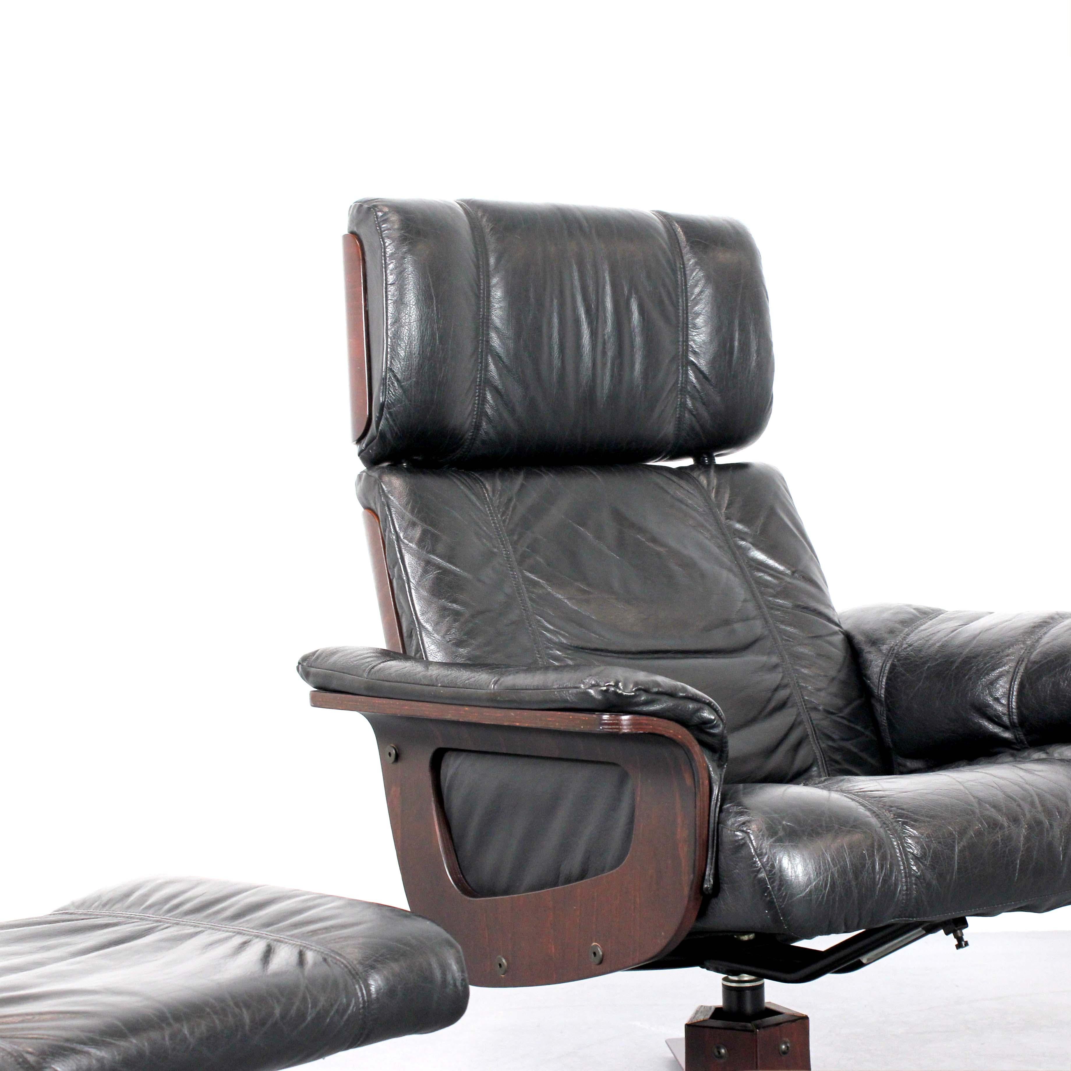 Black leather and wood armchair with ottoman - Kebe - Denmark - c. 1980 In Good Condition For Sale In Madrid, España