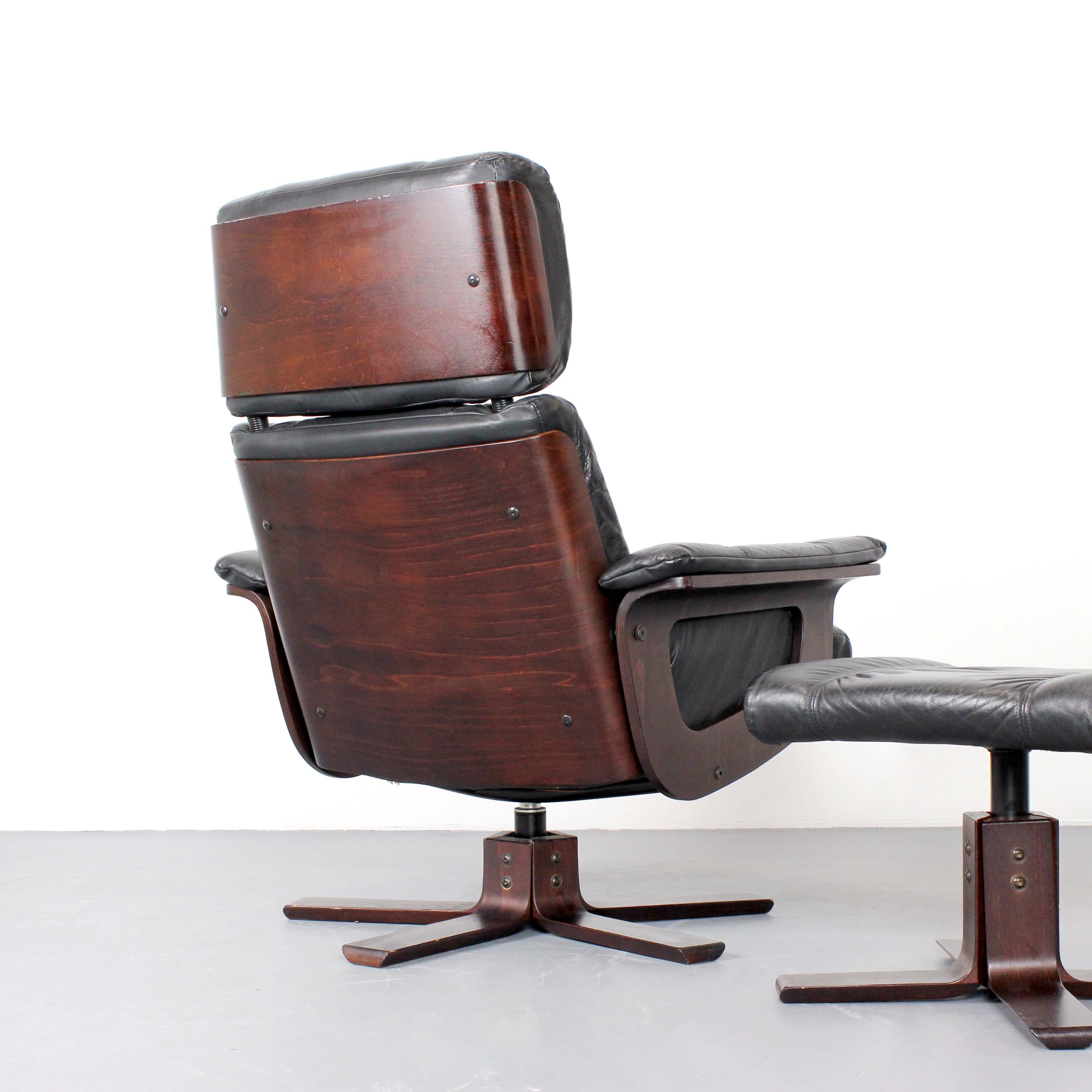 Leather Black leather and wood armchair with ottoman - Kebe - Denmark - c. 1980 For Sale