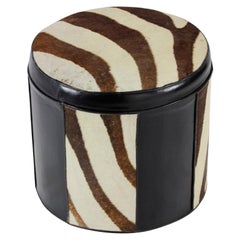 Tabouret ou repose-pieds en cuir noir et peau de vache à motif zébré