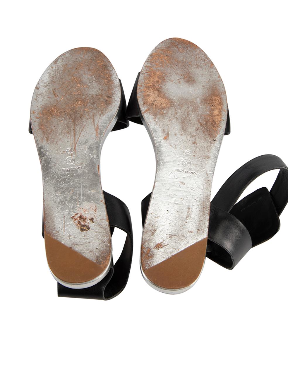 Sandales plates à lanières en cuir noir Taille IT 38.5 Pour femmes en vente
