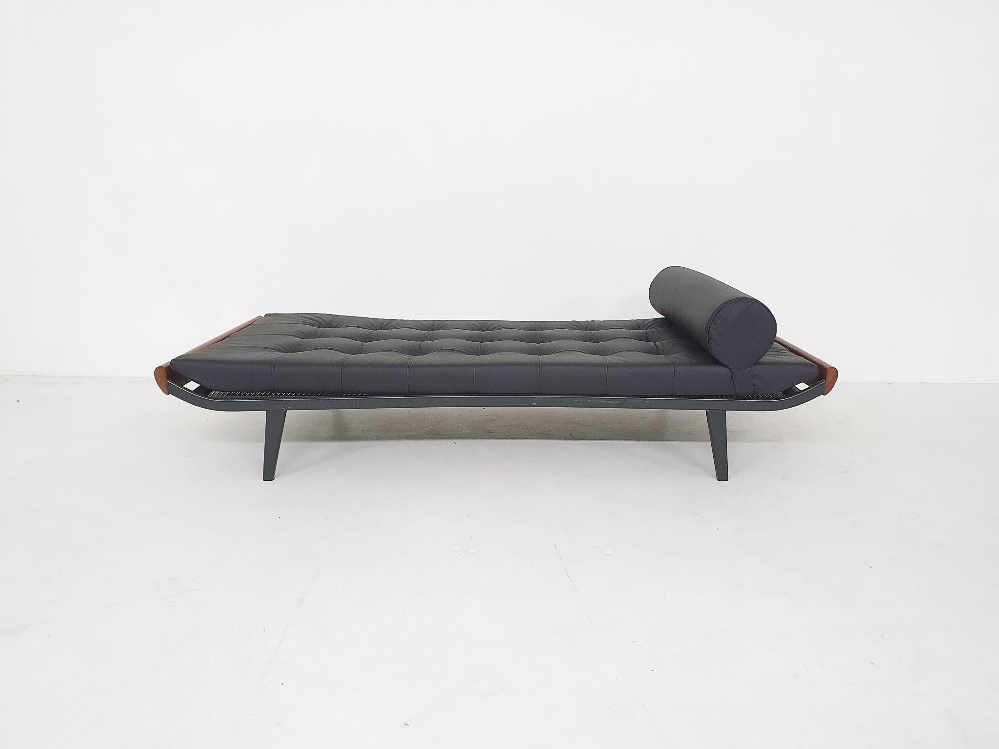 Black Leather A.R. Cordemeyer for Auping “Cleopatra” Daybed The Netherlands 1953 In Good Condition In Amsterdam, NL