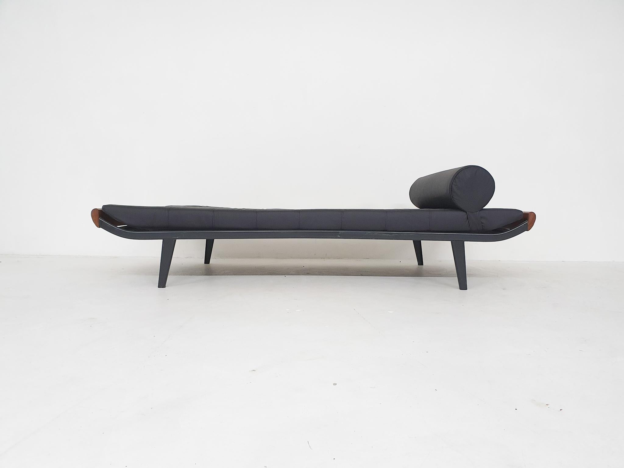 Mid-20th Century Black Leather A.R. Cordemeyer for Auping “Cleopatra” Daybed The Netherlands 1953