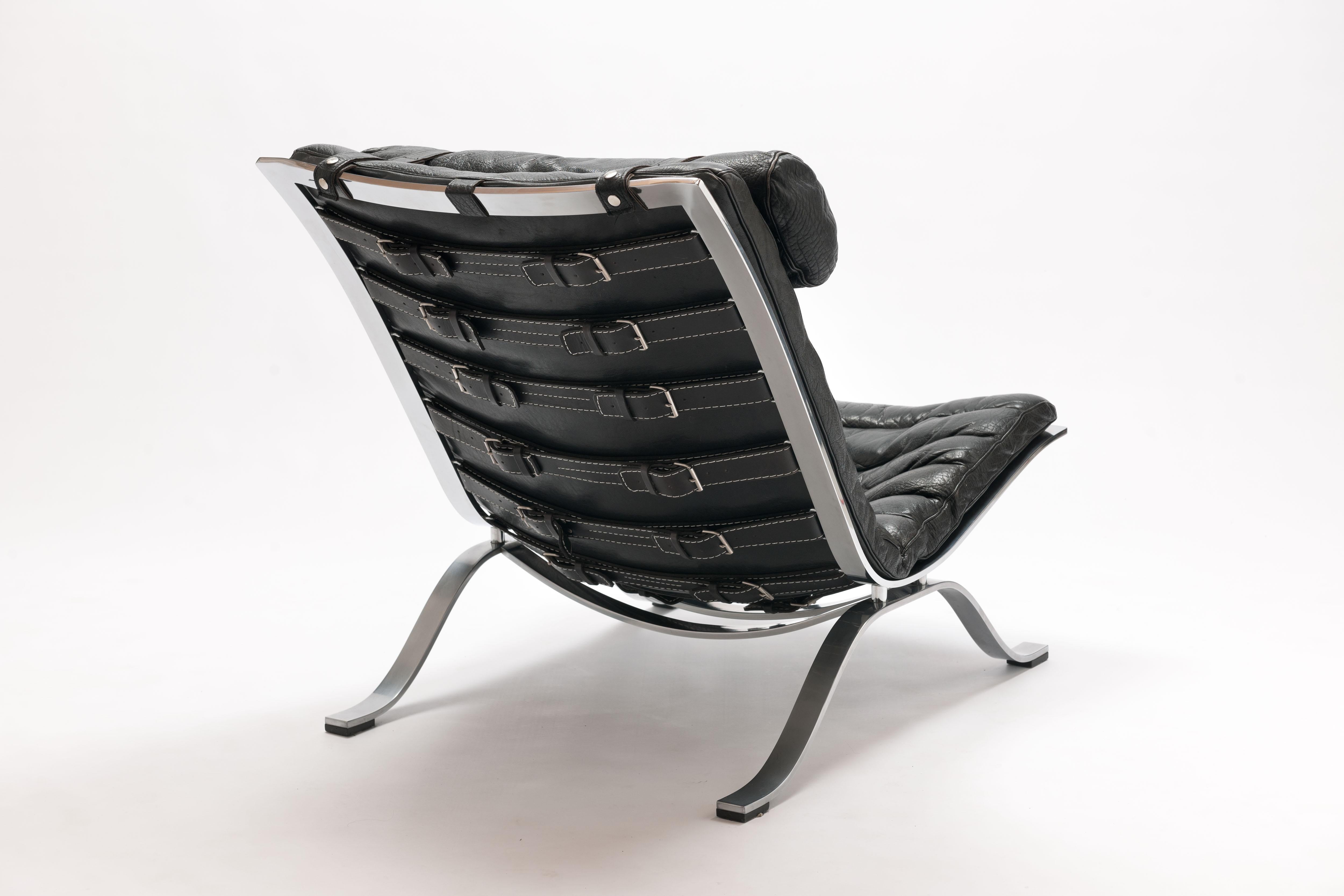 Beautiful vintage Ari lounge chair by Swedish designer Arne Norell for Norell Möbel, designed in 1966. 
This award winning lounge chair is made of heavy high quality flat chrome plated steel and the all original upholstery is executed from black