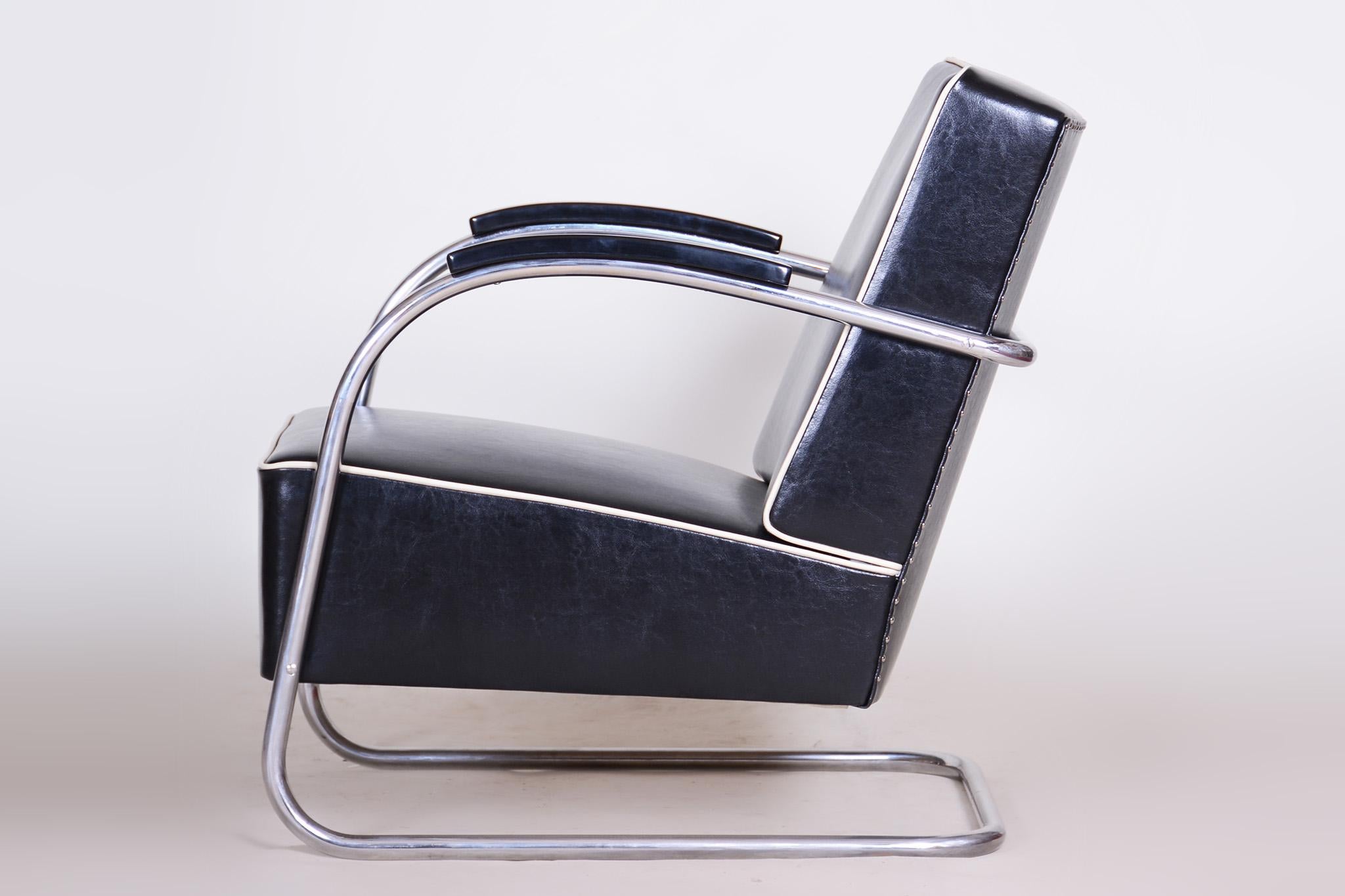 Black Leather Armchair, 1930s Czechia, Made by Mucke-Melder and Fully Restored For Sale 5