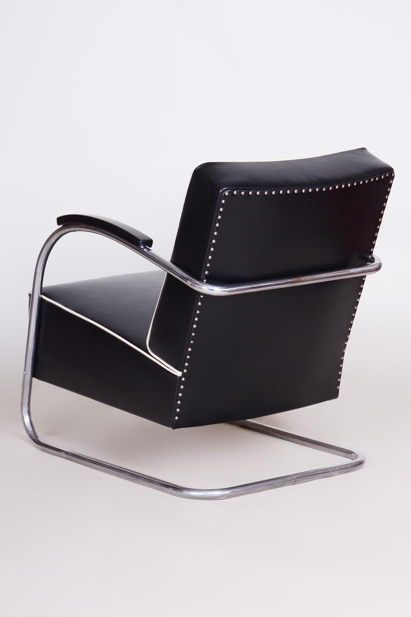 Black Leather Armchair, 1930s Czechia, Made by Mucke-Melder and Fully Restored For Sale 6