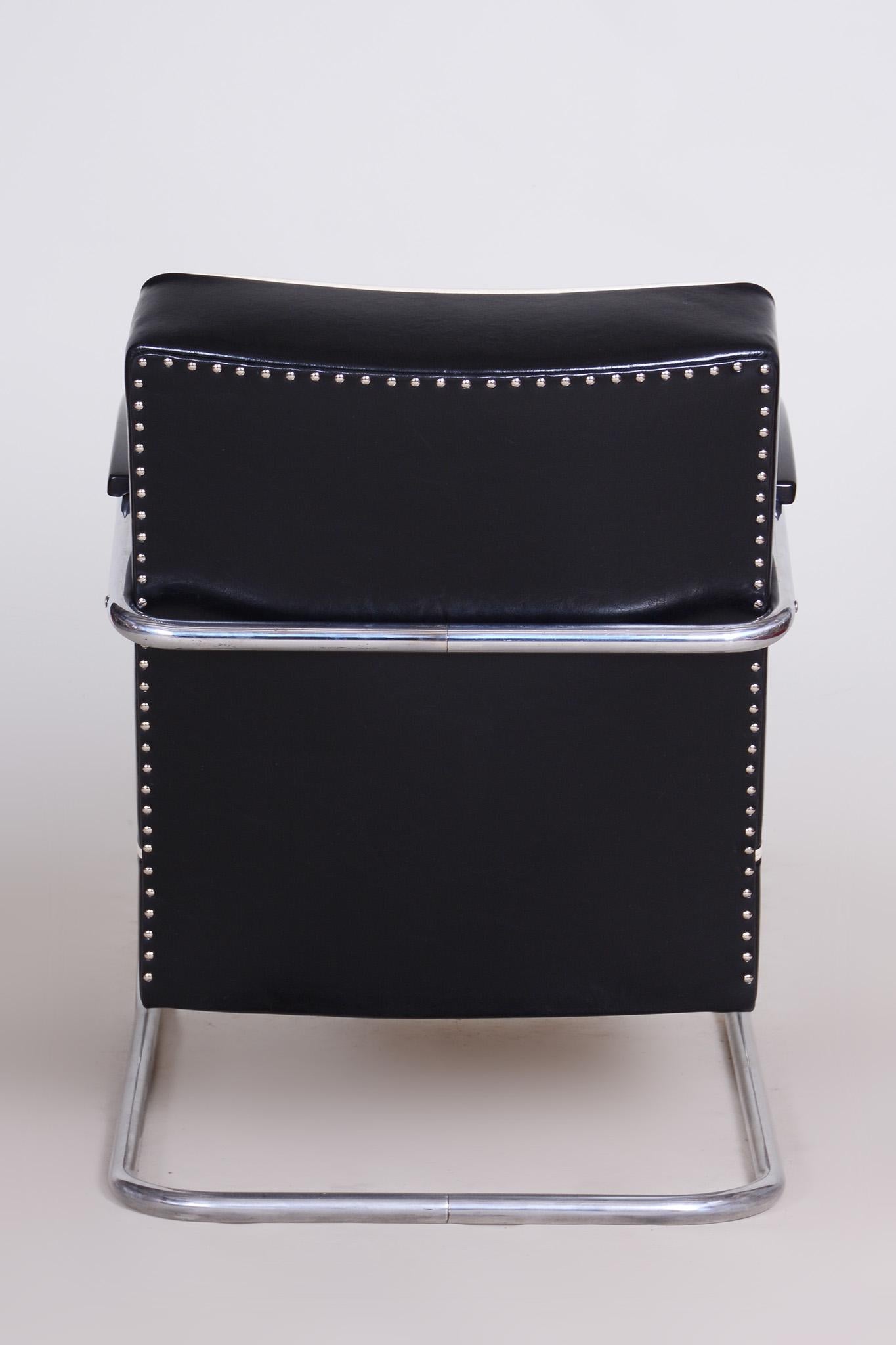Black Leather Armchair, 1930s Czechia, Made by Mucke-Melder and Fully Restored For Sale 7