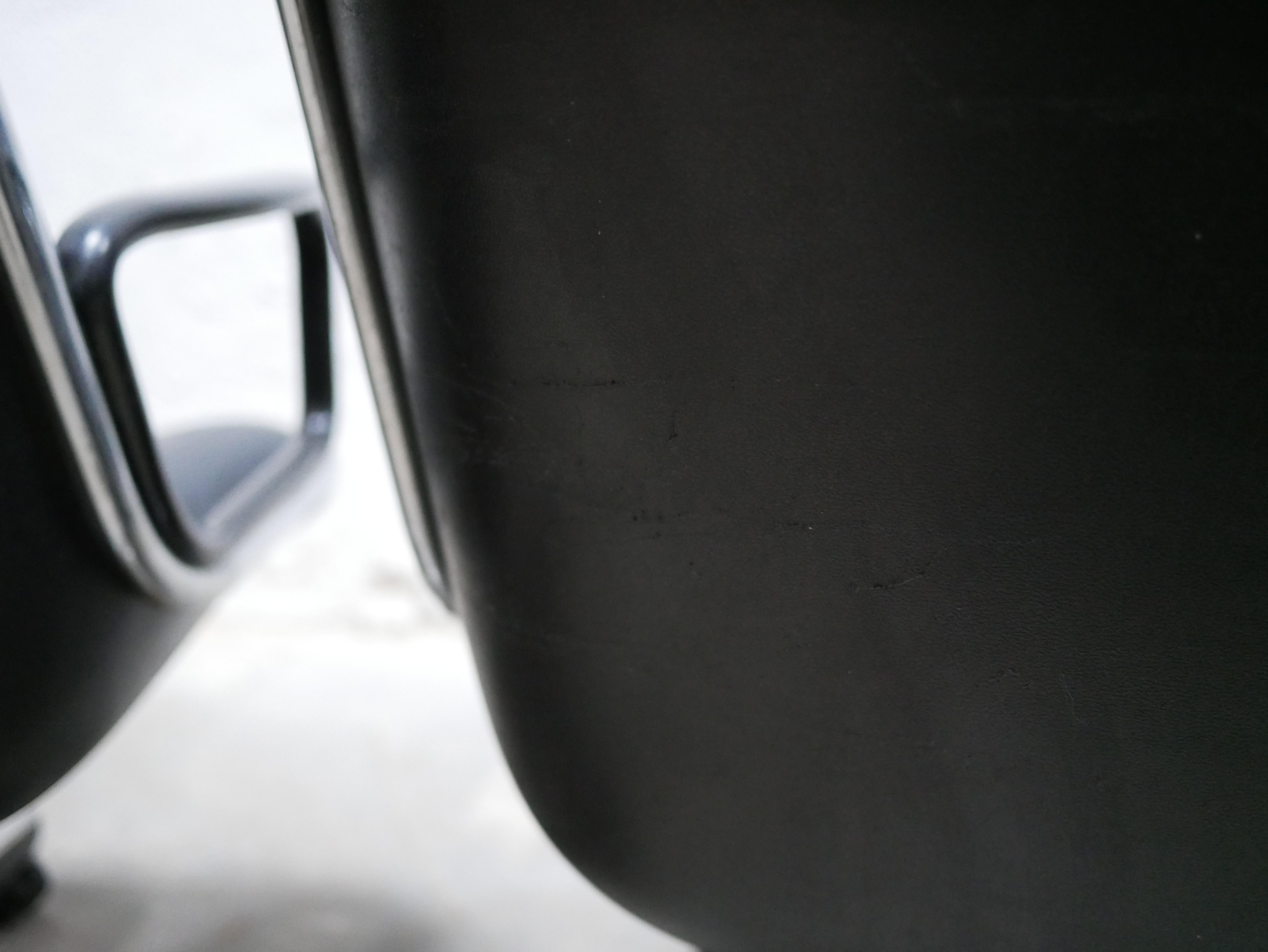 Black leather armchair by Charles Pollock for Knoll International For Sale 4