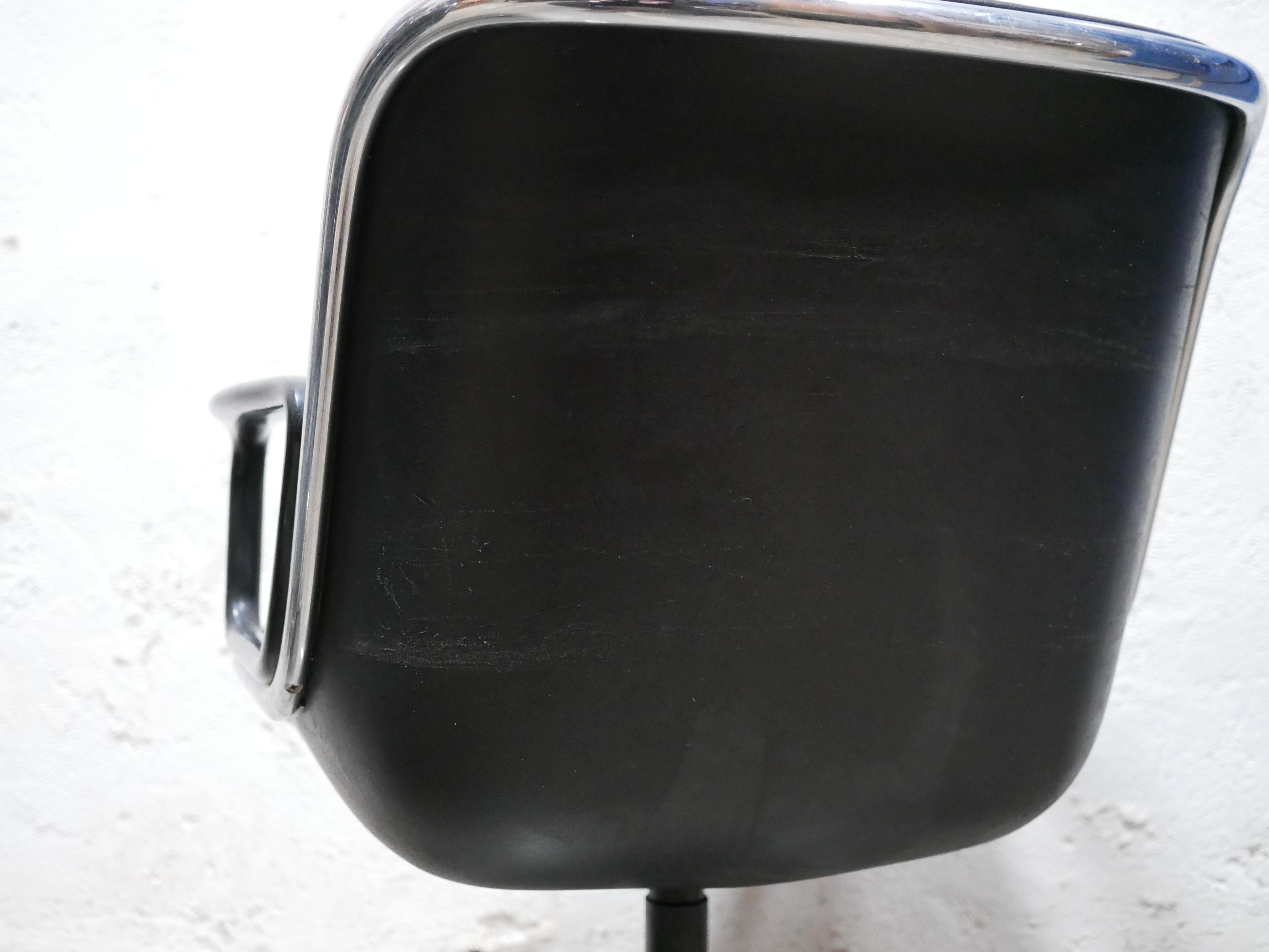 Black leather armchair by Charles Pollock for Knoll International For Sale 6