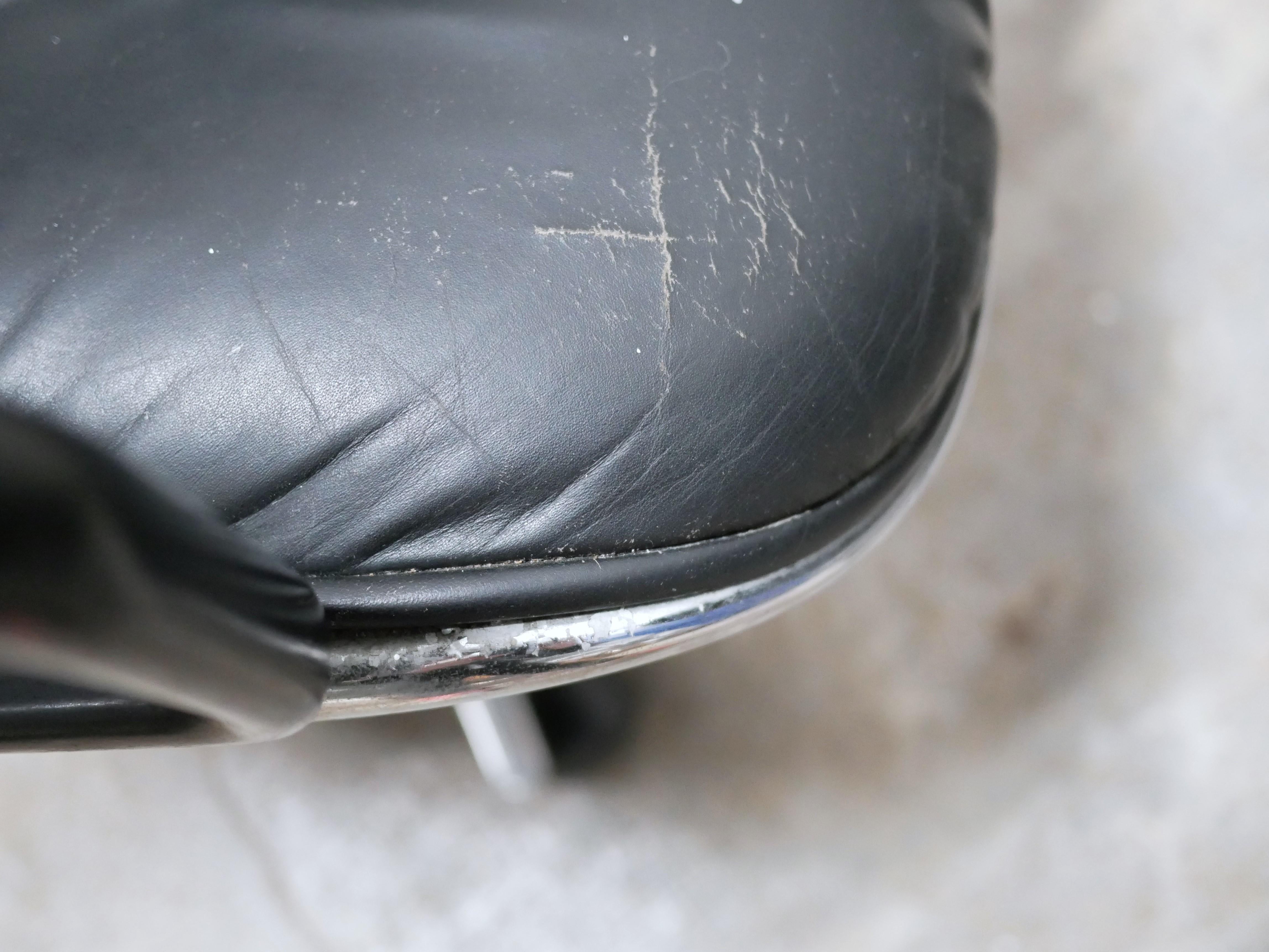 Black leather armchair by Charles Pollock for Knoll International For Sale 7