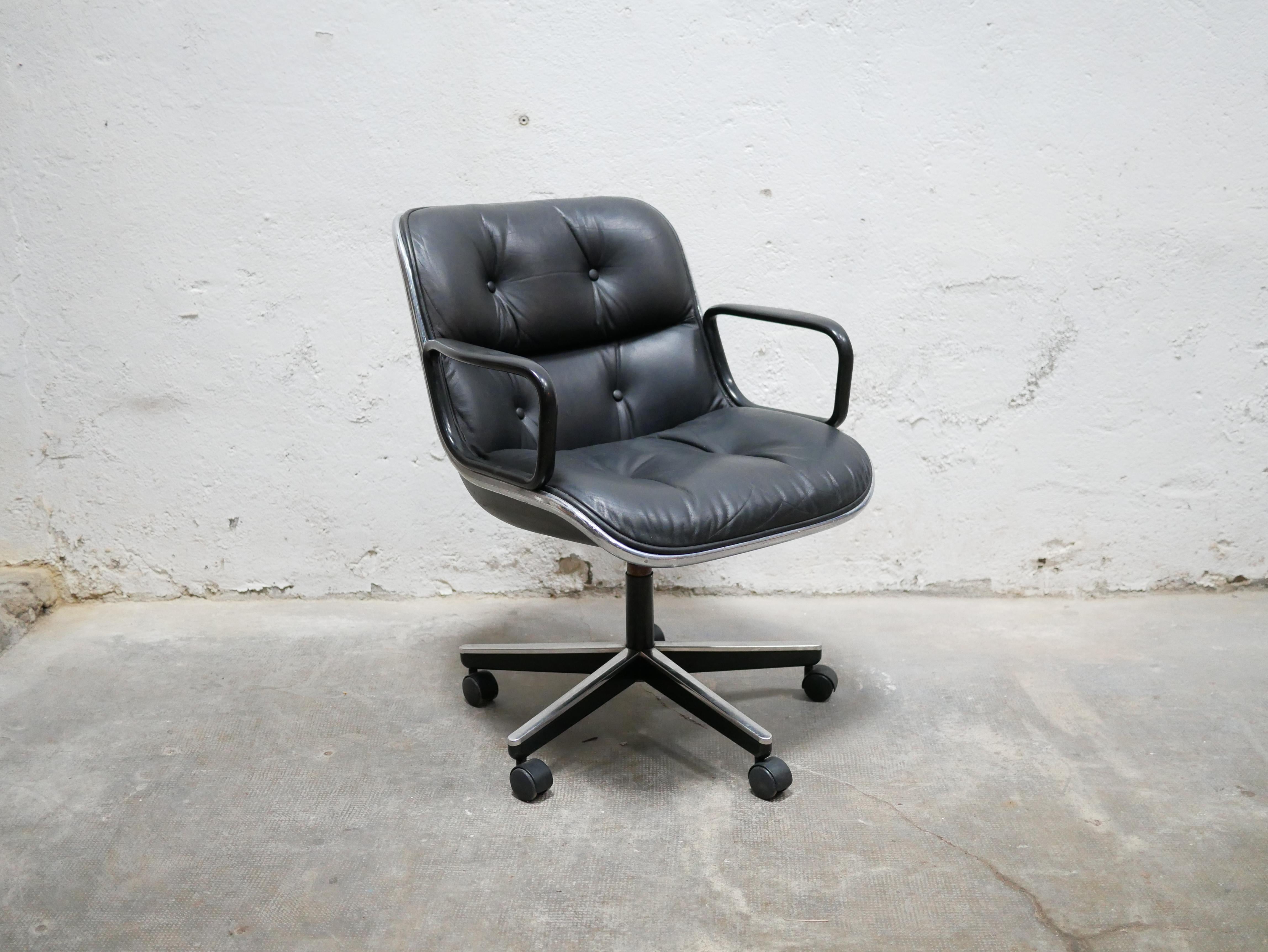 Black leather armchair by Charles Pollock for Knoll International For Sale 10