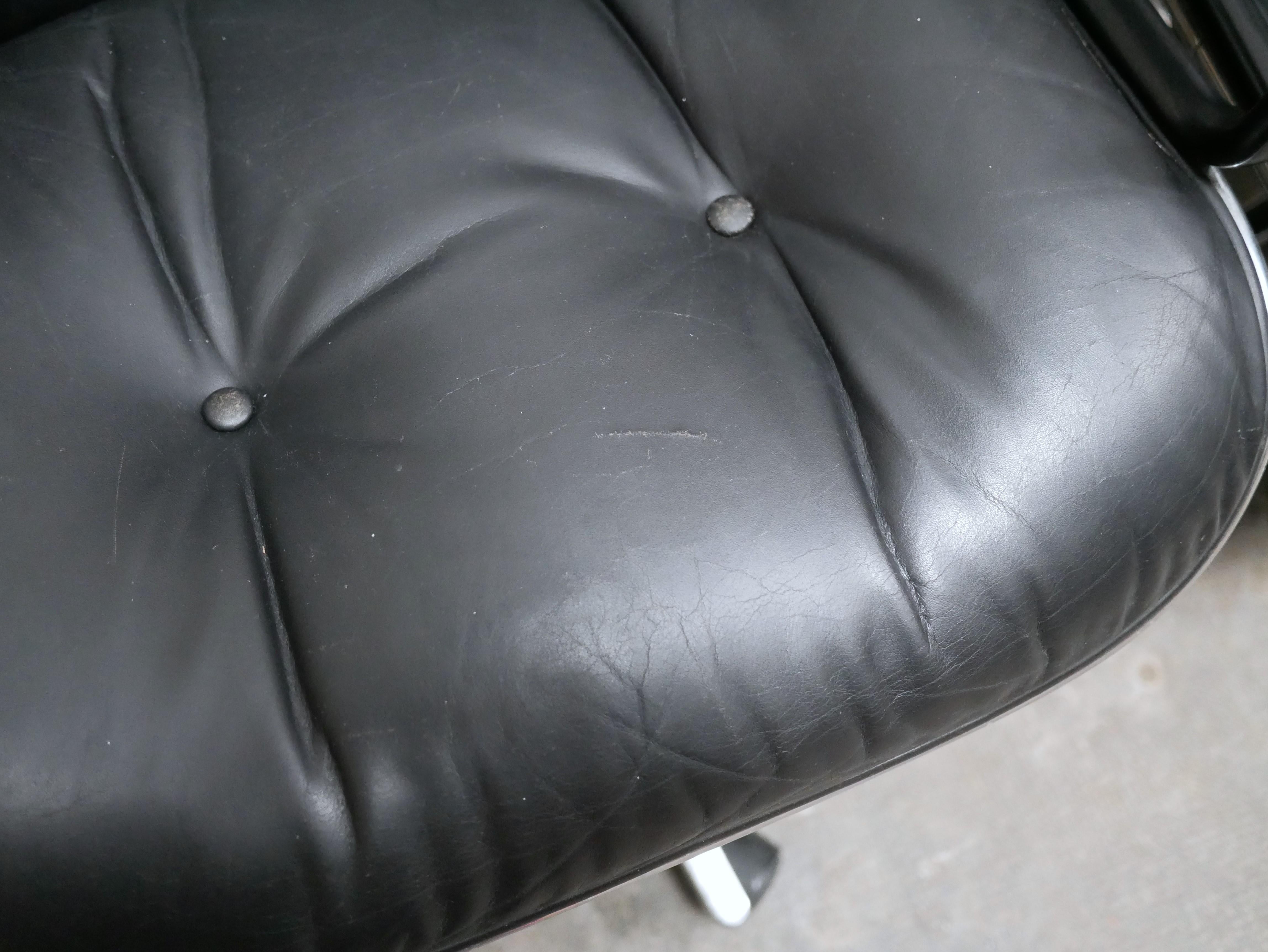 Black leather armchair by Charles Pollock for Knoll International For Sale 12
