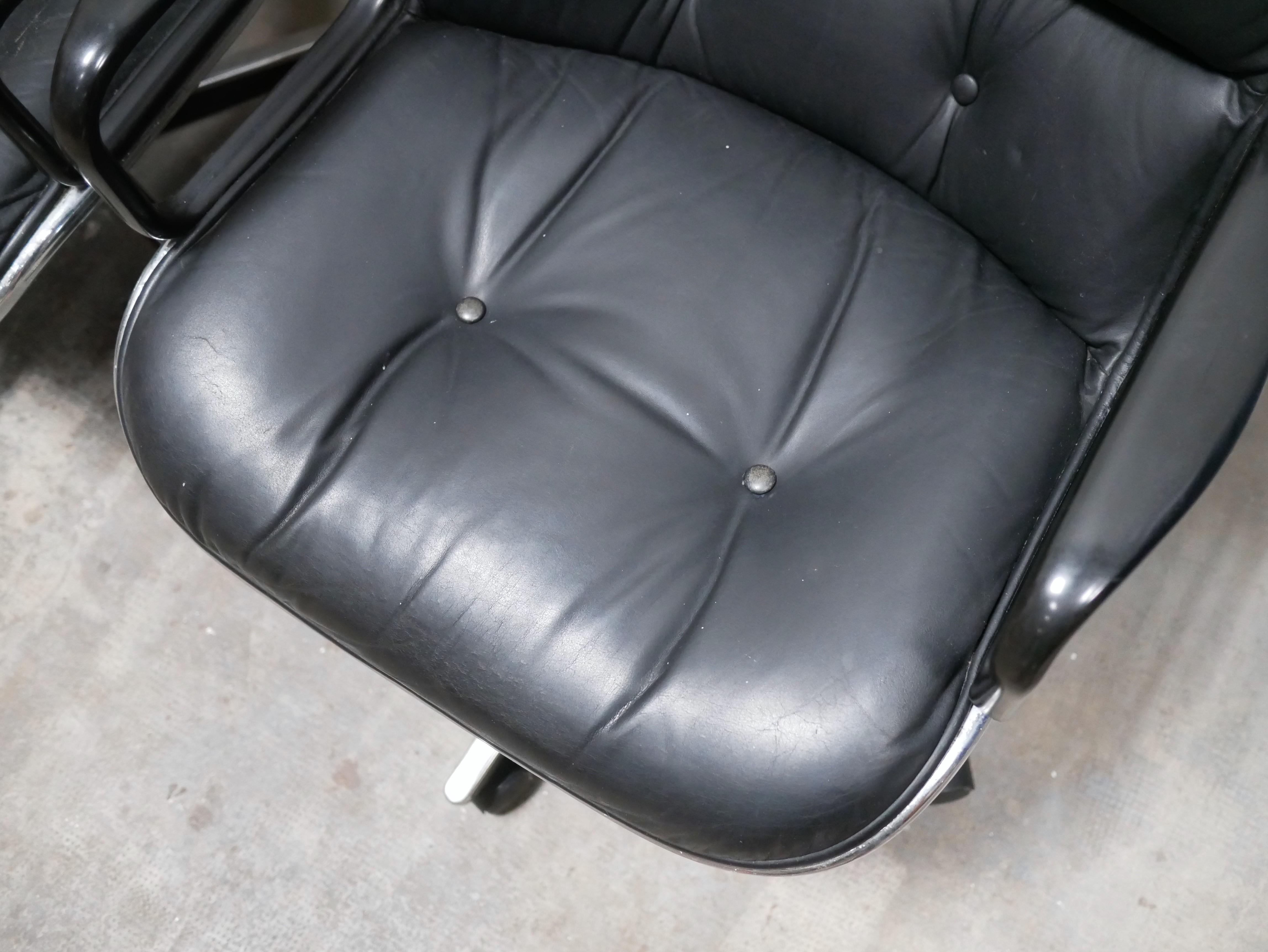 Black leather armchair by Charles Pollock for Knoll International In Good Condition For Sale In AIGNAN, FR