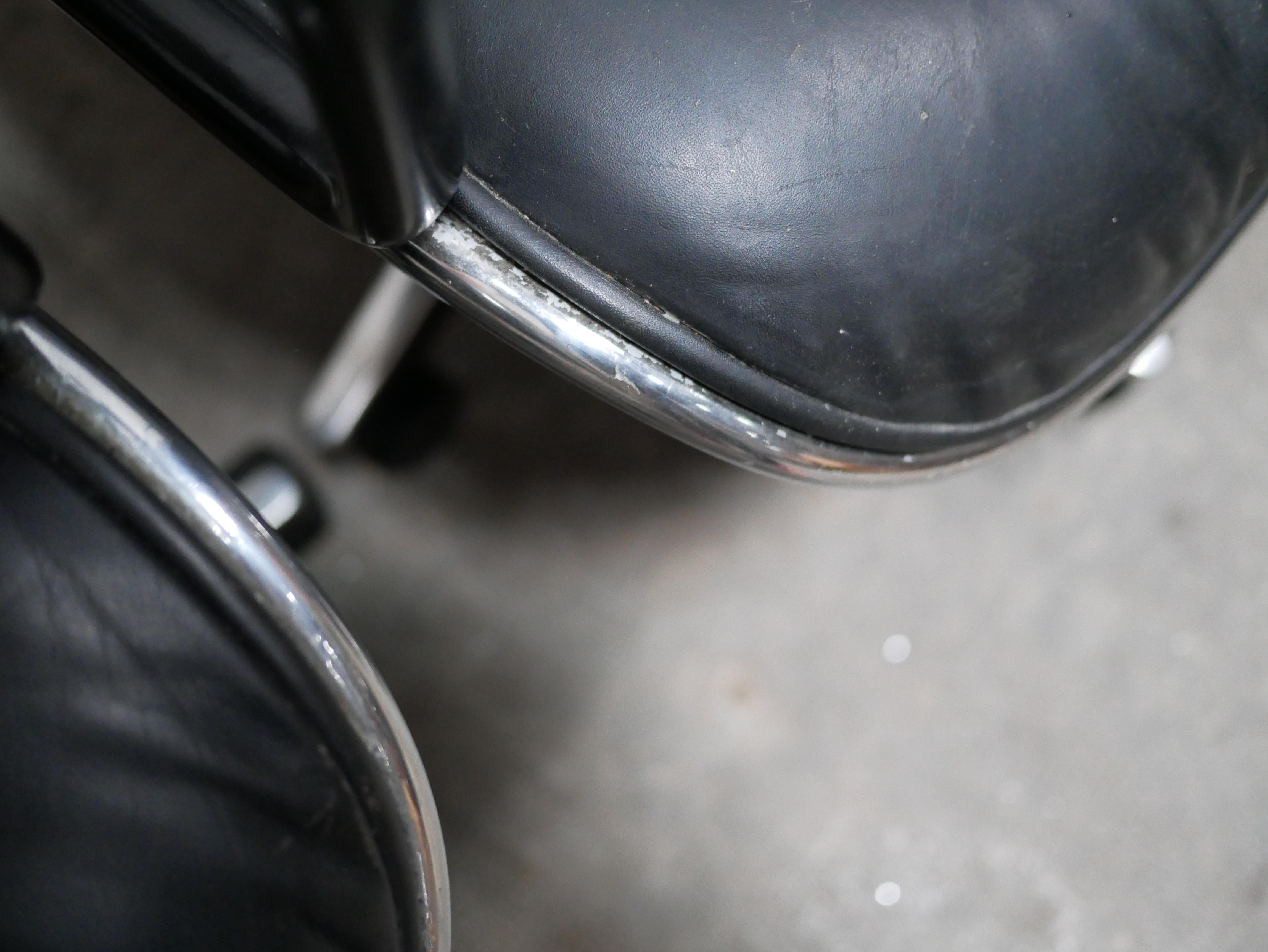 20th Century Black leather armchair by Charles Pollock for Knoll International For Sale