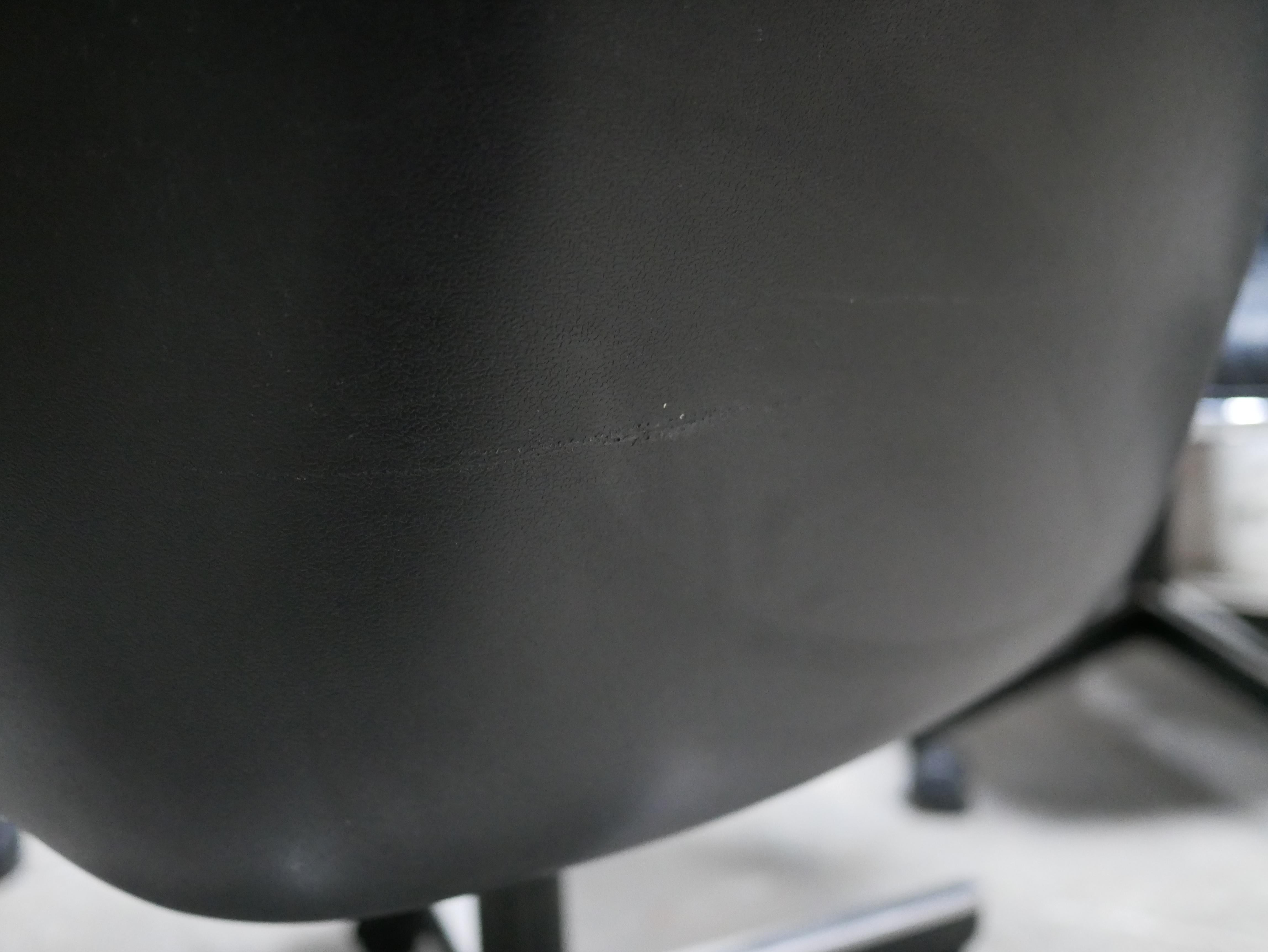 Black leather armchair by Charles Pollock for Knoll International For Sale 1