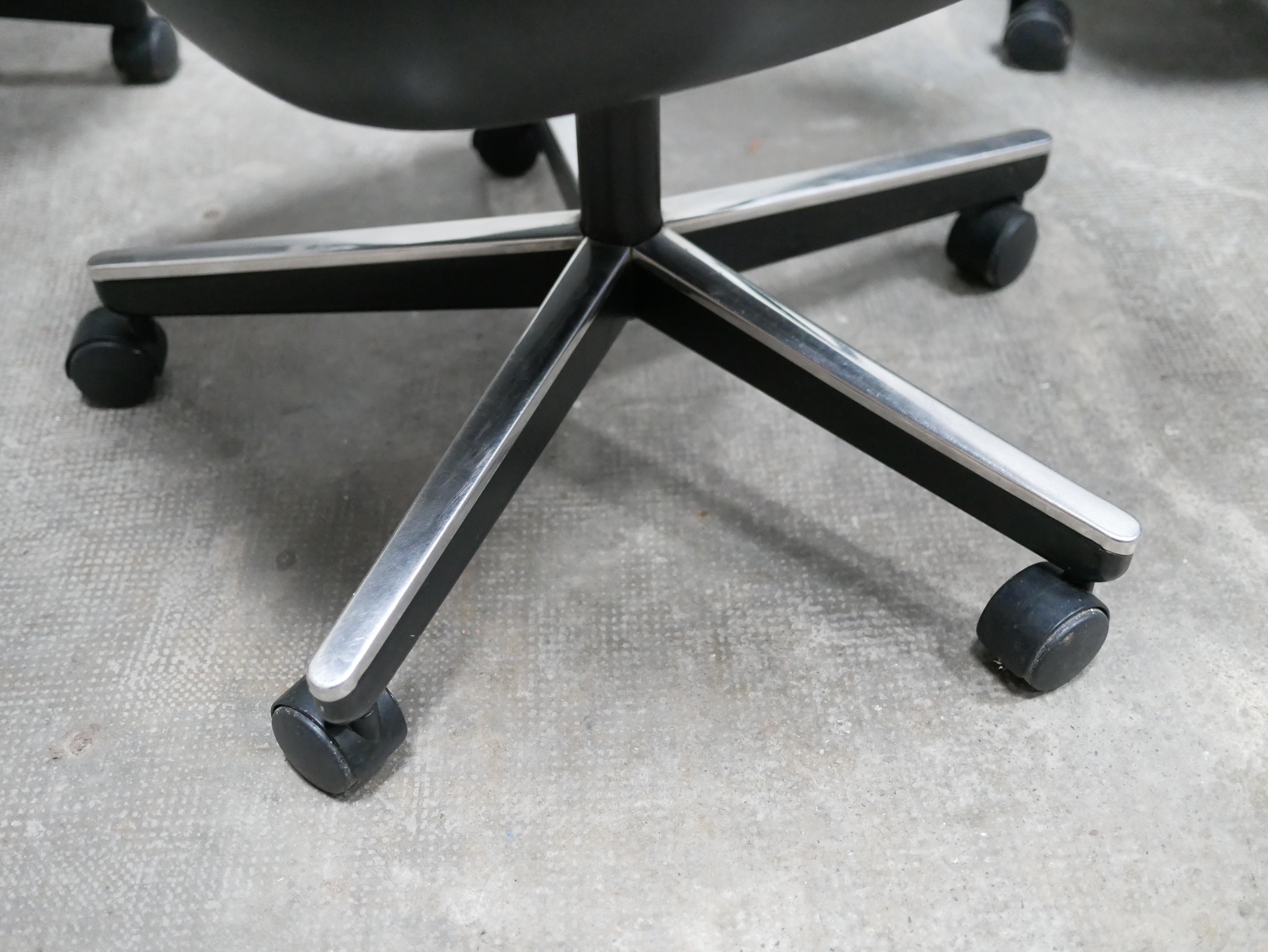 Black leather armchair by Charles Pollock for Knoll International For Sale 2