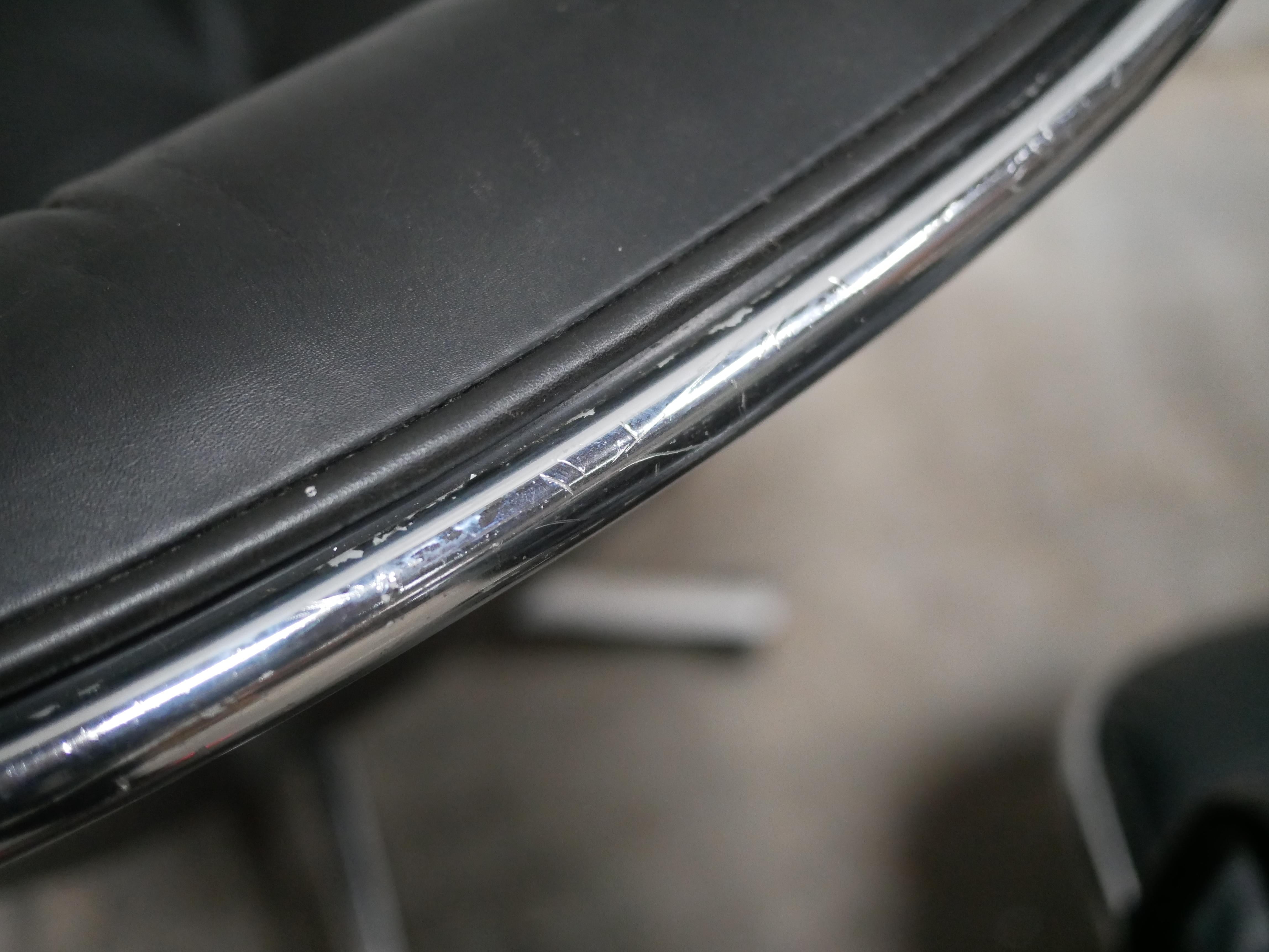 Black leather armchair by Charles Pollock for Knoll International For Sale 3