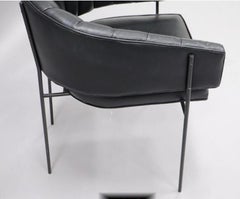 Poltrona in pelle nera nello stile di Jacques Adnet