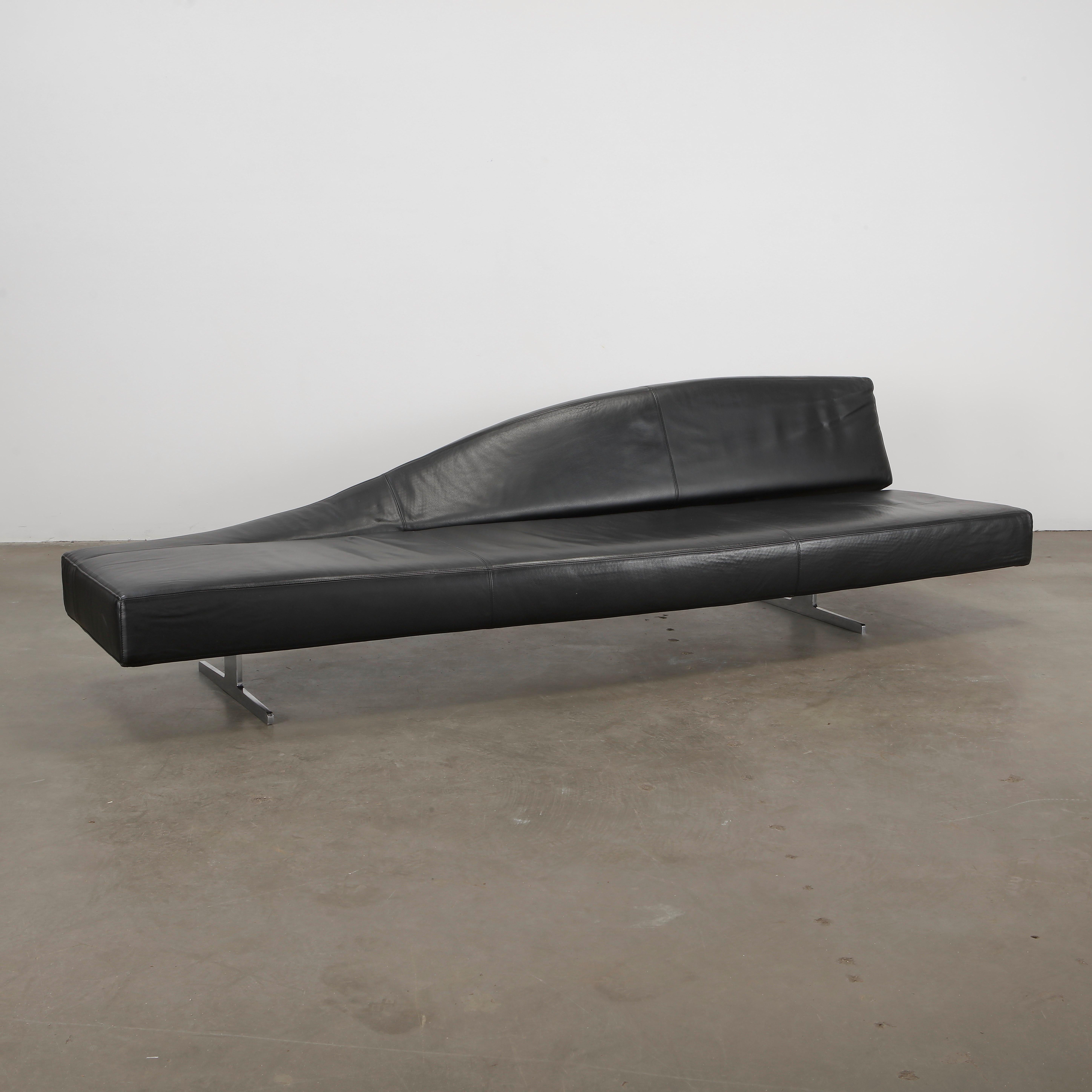 Elegantes und luxuriöses Sofa Aspen von Jean-Marie Massaud für Cassina mit geschmeidigem schwarzem Leder und einer niedrigen, modernen Silhouette. Höhe: 27 Zoll. Länge: 102 Zoll. Tiefe: 33,5 Zoll. Sitztiefe: 24 Zoll. Sitzhöhe: 14 Zoll.