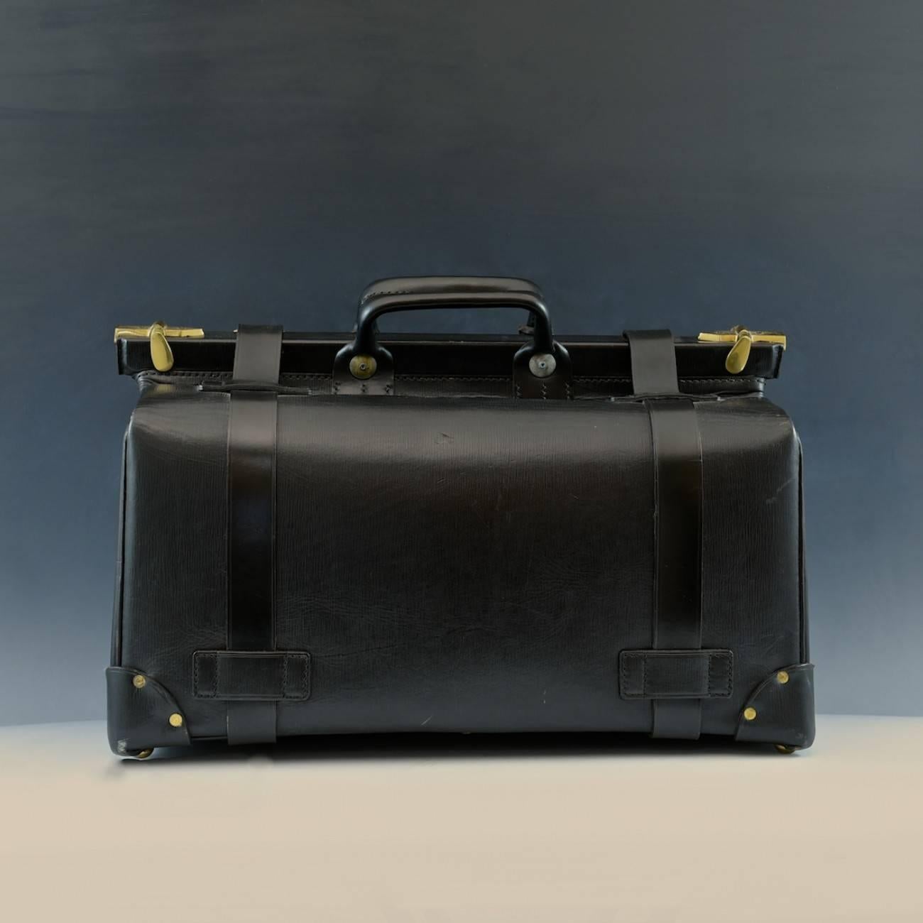A fabulous gladstone bag made from heavy straw grain black leather with brass fittings and catch, originally made for and retailed by Asprey, circa 1980. Amazing condition!

Bentleys are Members of LAPADA, the London and Provincial Antique Dealers