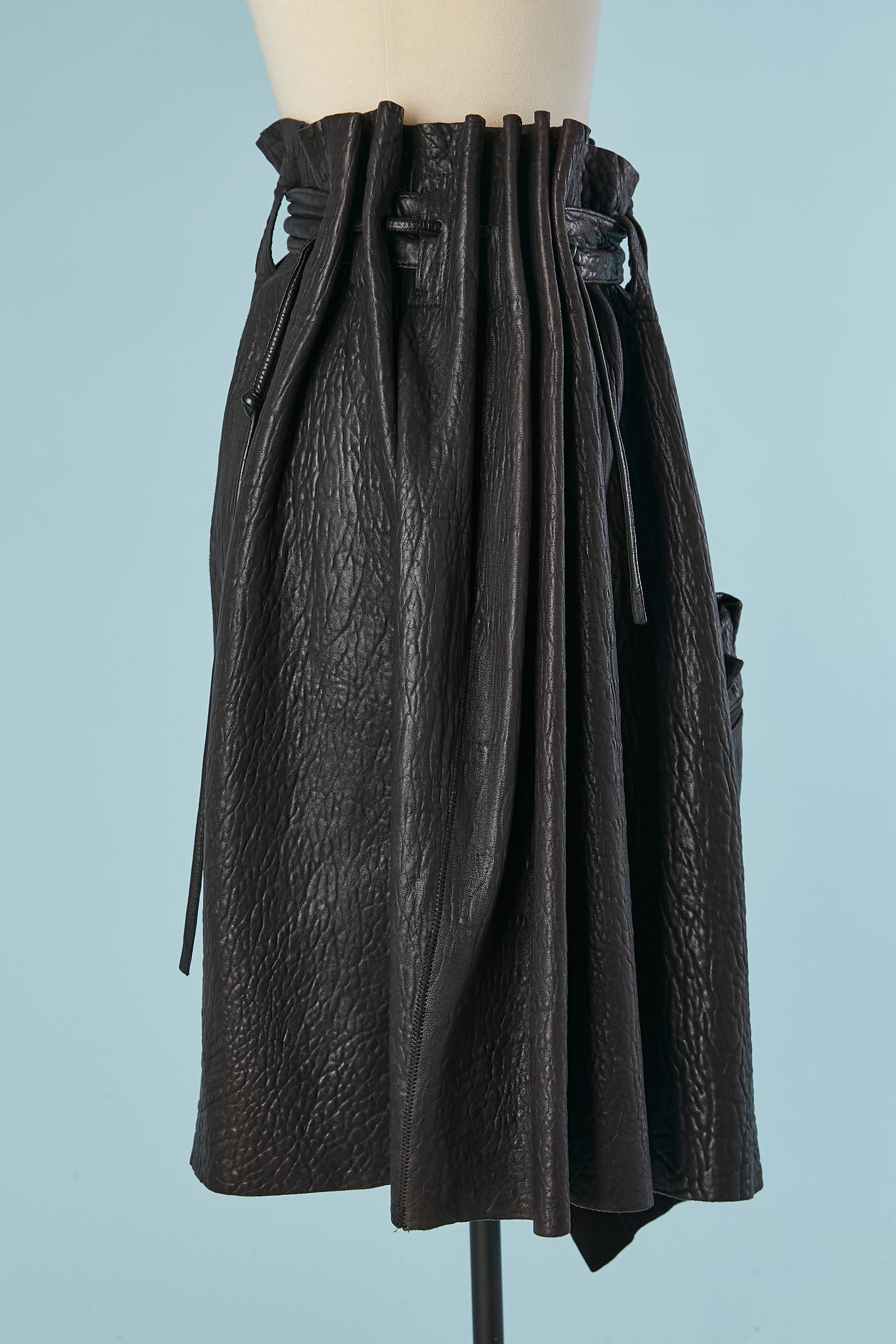 Noir Jupe portefeuille asymétrique en cuir noir avec sac en cuir sur le devant Issey Miyake en vente