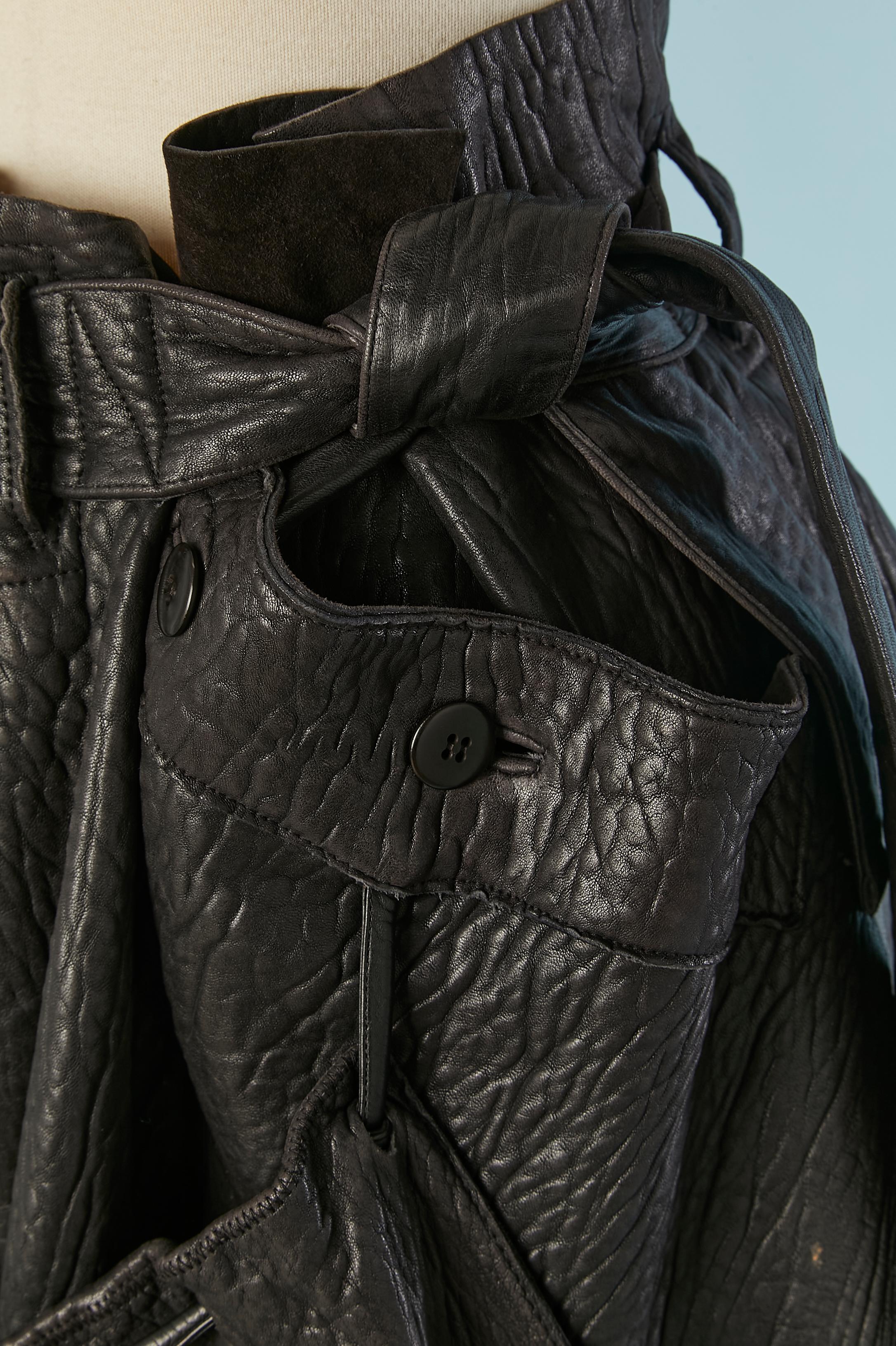Jupe portefeuille asymétrique en cuir noir avec sac en cuir sur le devant Issey Miyake Pour femmes en vente