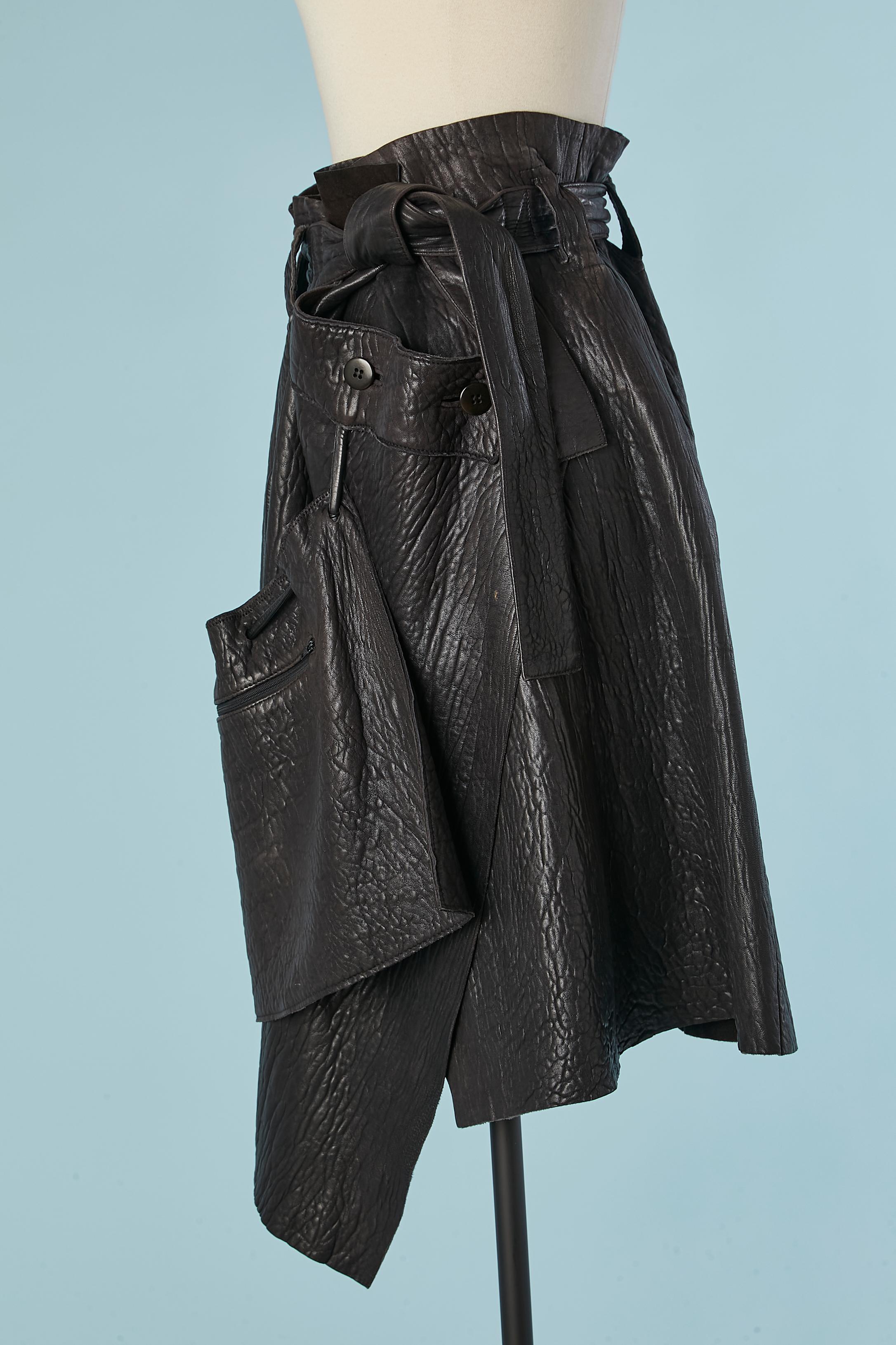 Jupe portefeuille asymétrique en cuir noir avec sac en cuir sur le devant Issey Miyake en vente 1