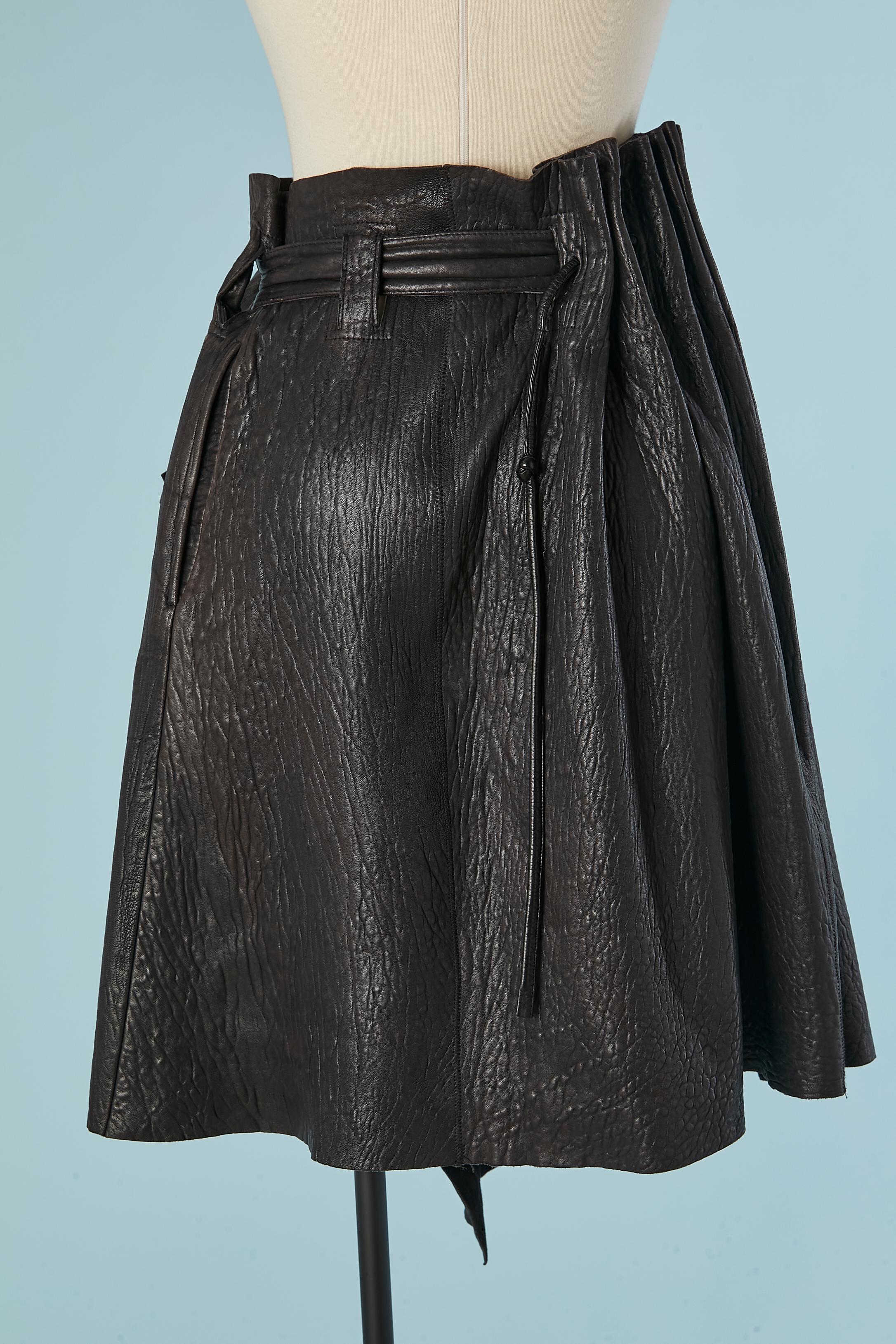 Jupe portefeuille asymétrique en cuir noir avec sac en cuir sur le devant Issey Miyake en vente 2