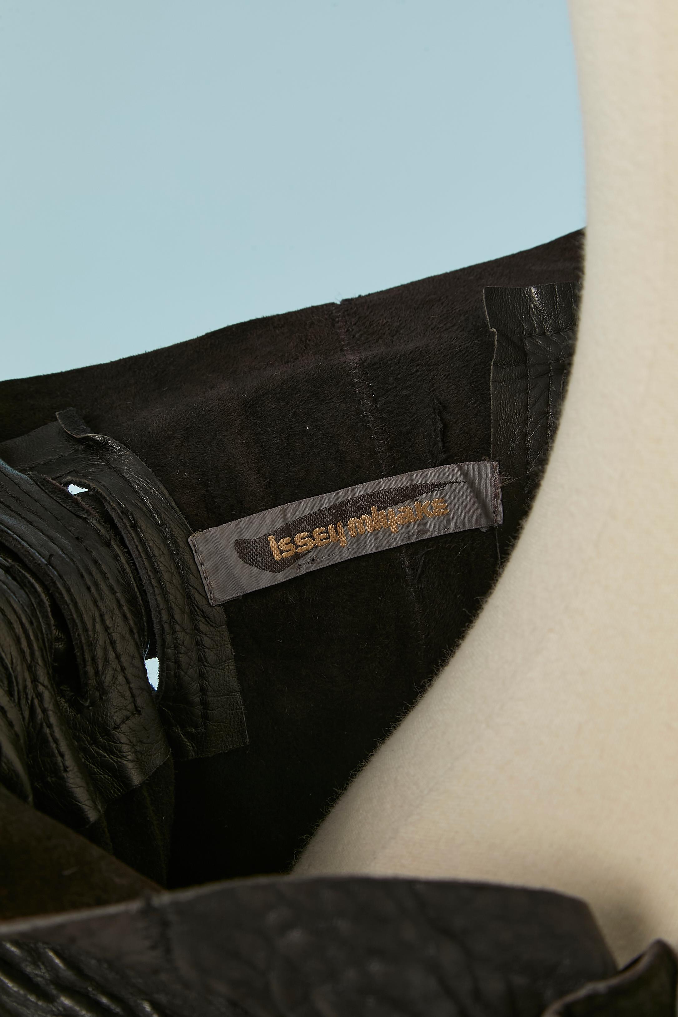 Jupe portefeuille asymétrique en cuir noir avec sac en cuir sur le devant Issey Miyake en vente 3