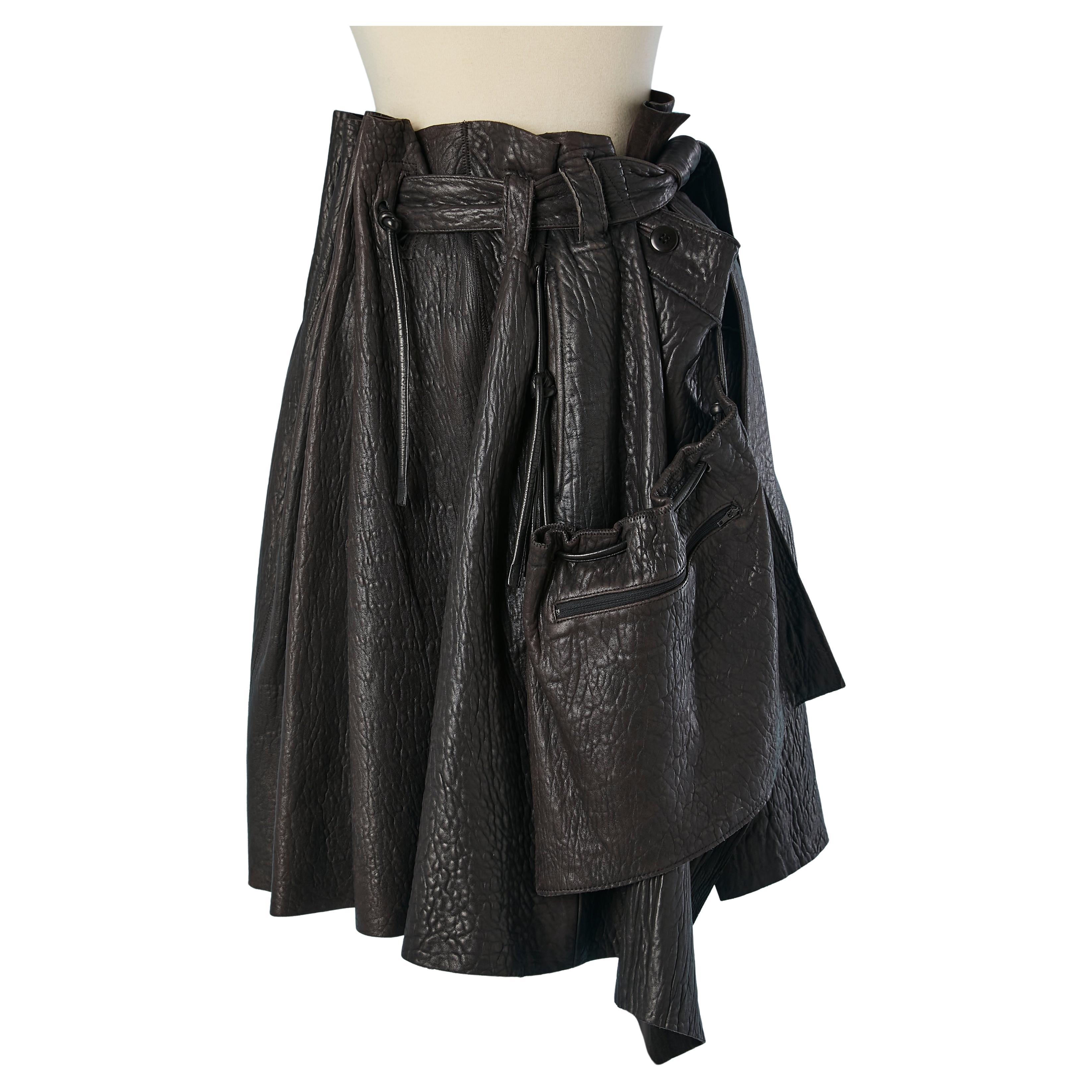 Jupe portefeuille asymétrique en cuir noir avec sac en cuir sur le devant Issey Miyake en vente